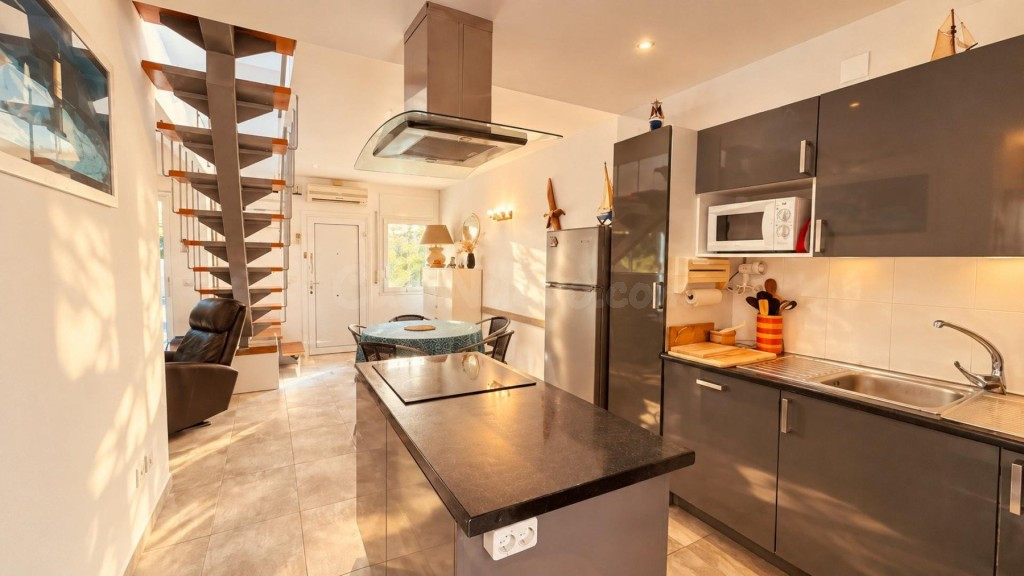 Casa de 3 dormitorios con amarre privado de 10 x 3,50 m, lic