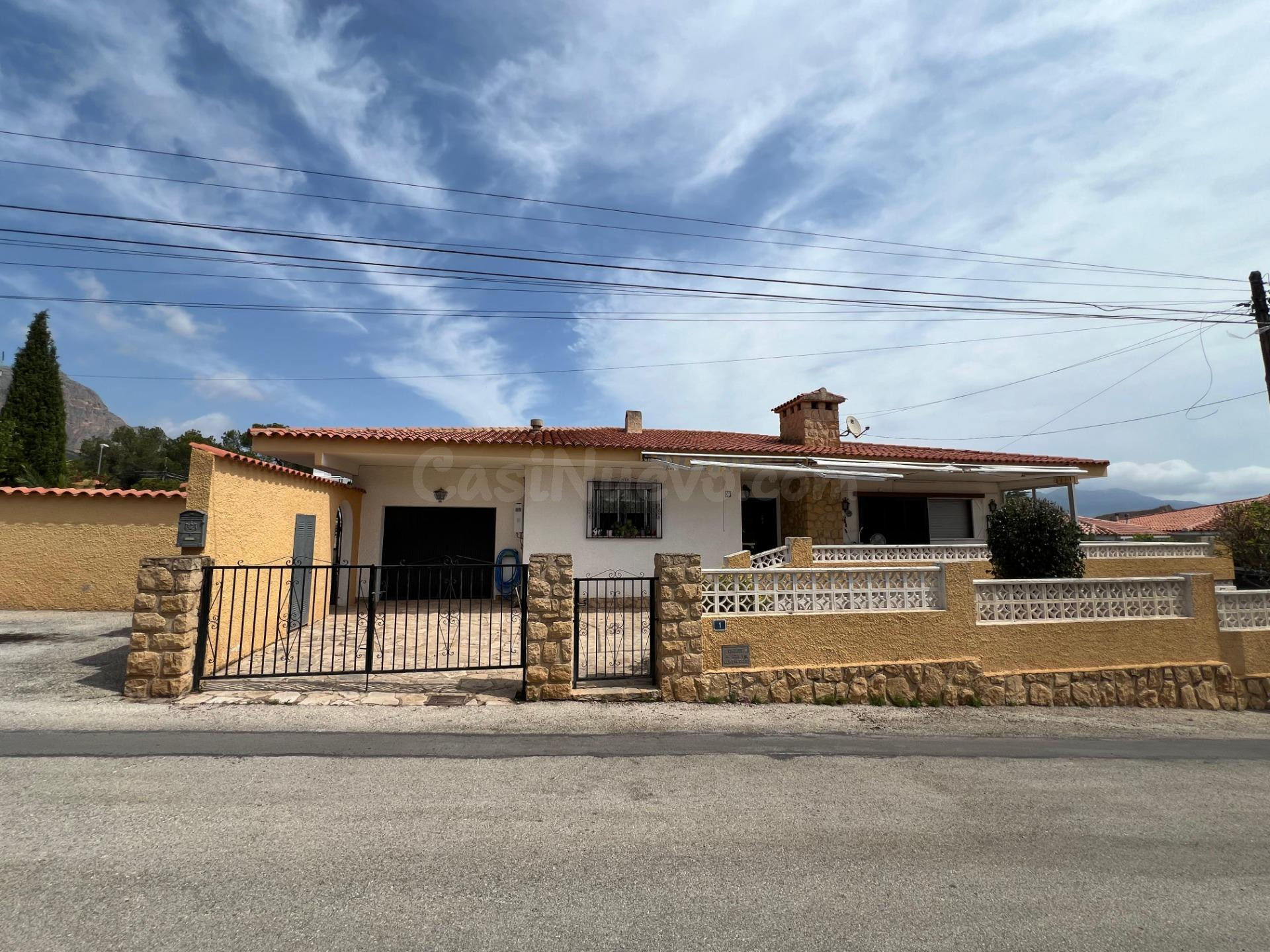 CHALET INDEPENDIENTE DE UNA PLANTA EN LA NUCIA - foto 2