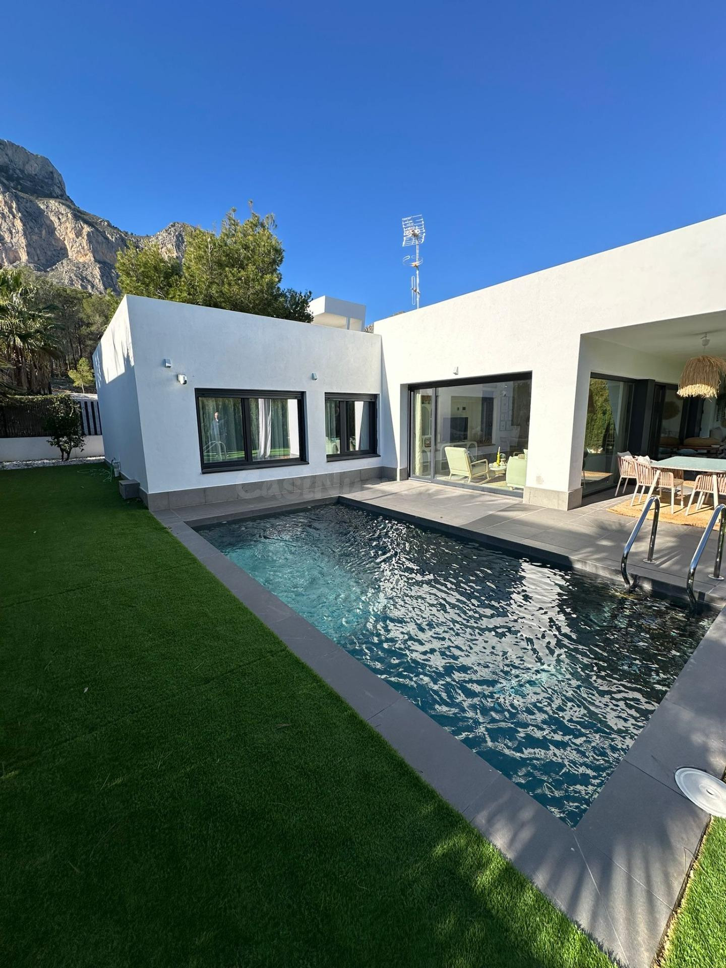 Gran villa en Polop: espacio, privacidad y naturaleza