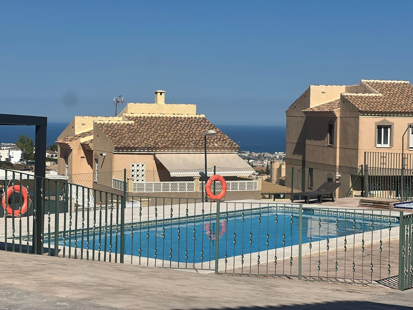 Planta baja tipo adosado en urbanización privada con piscina – La Nucía