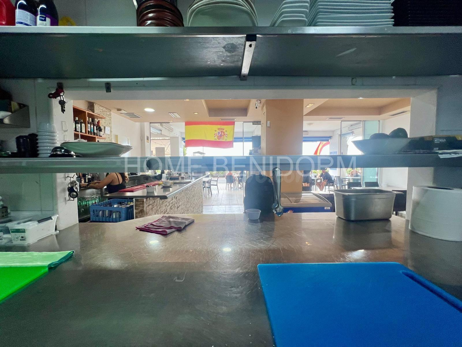 TRASPASO DE RESTAURANTE EN PRIMERA LÍNEA DE LA PLAYA DE PONIENTE - foto 2
