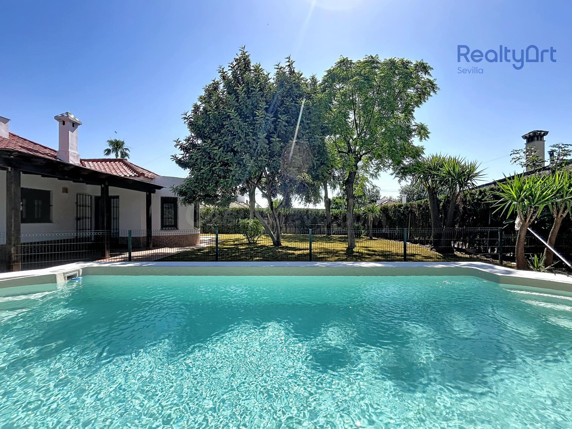 CHALET CON PISCINA - URBANIZACION EL CAPRICHO - foto 3