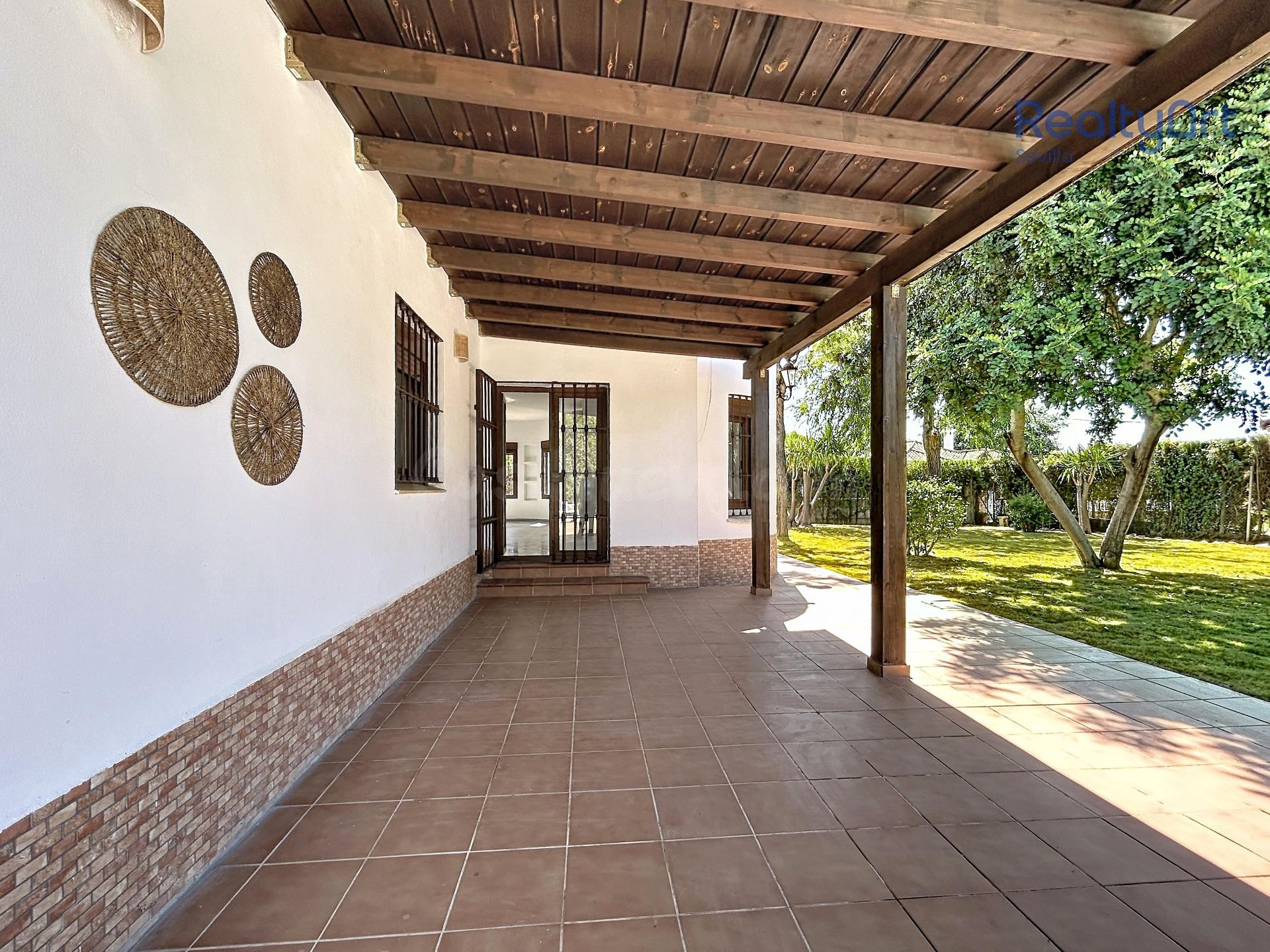 CHALET CON PISCINA - URBANIZACION EL CAPRICHO - foto 4