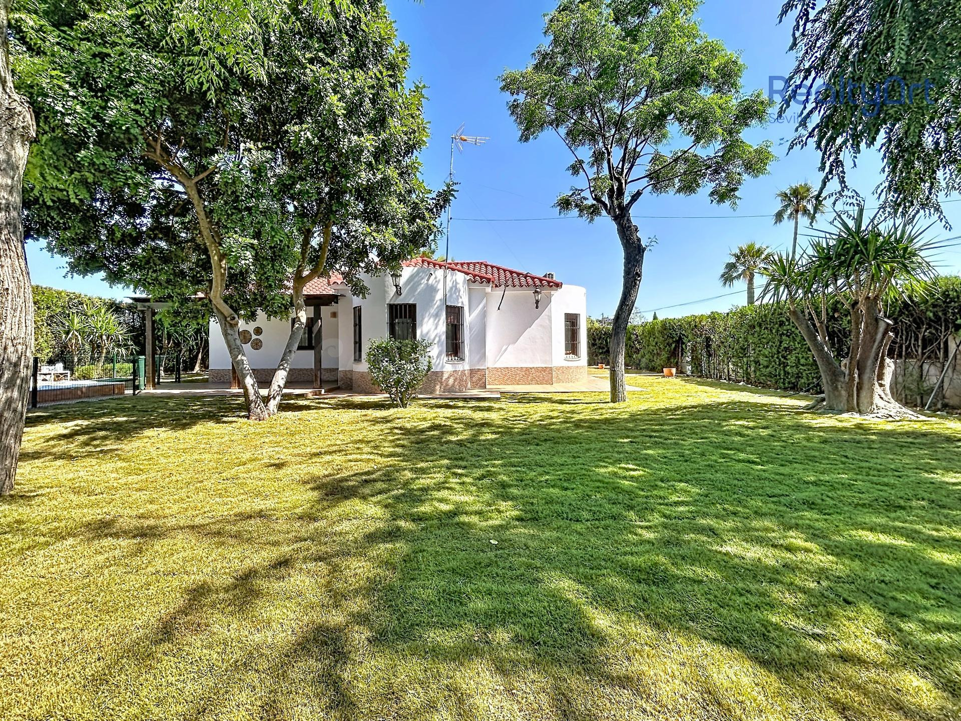 CHALET CON PISCINA - URBANIZACION EL CAPRICHO - foto 5