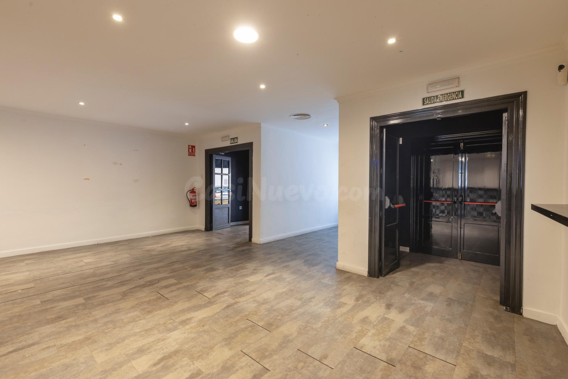 Local comercial 300m² en venta - Correos - foto 4