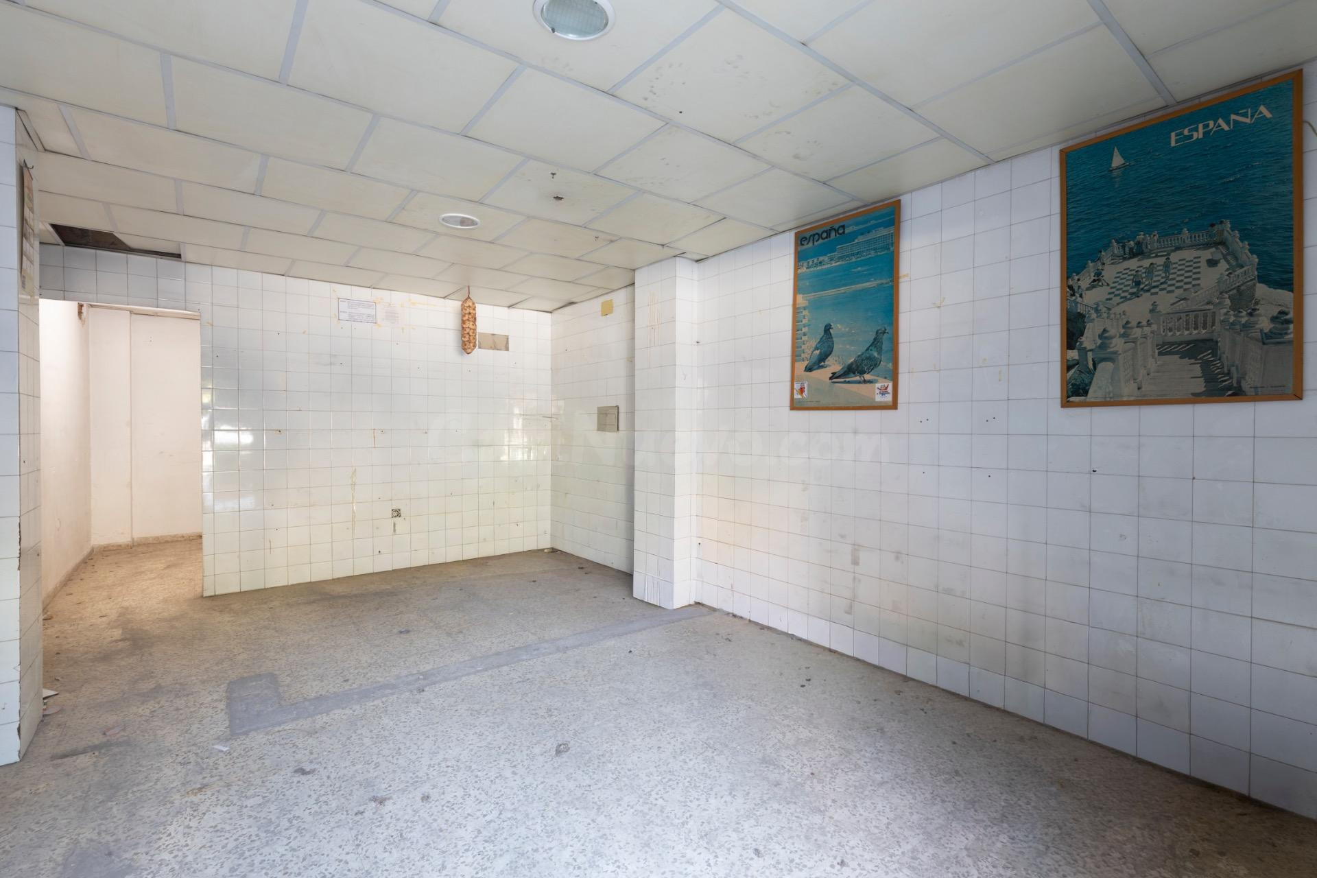⭐ LOCAL EN ESQUINA EN GRANADA CAPITAL – CREA TU PROPIO PROYE