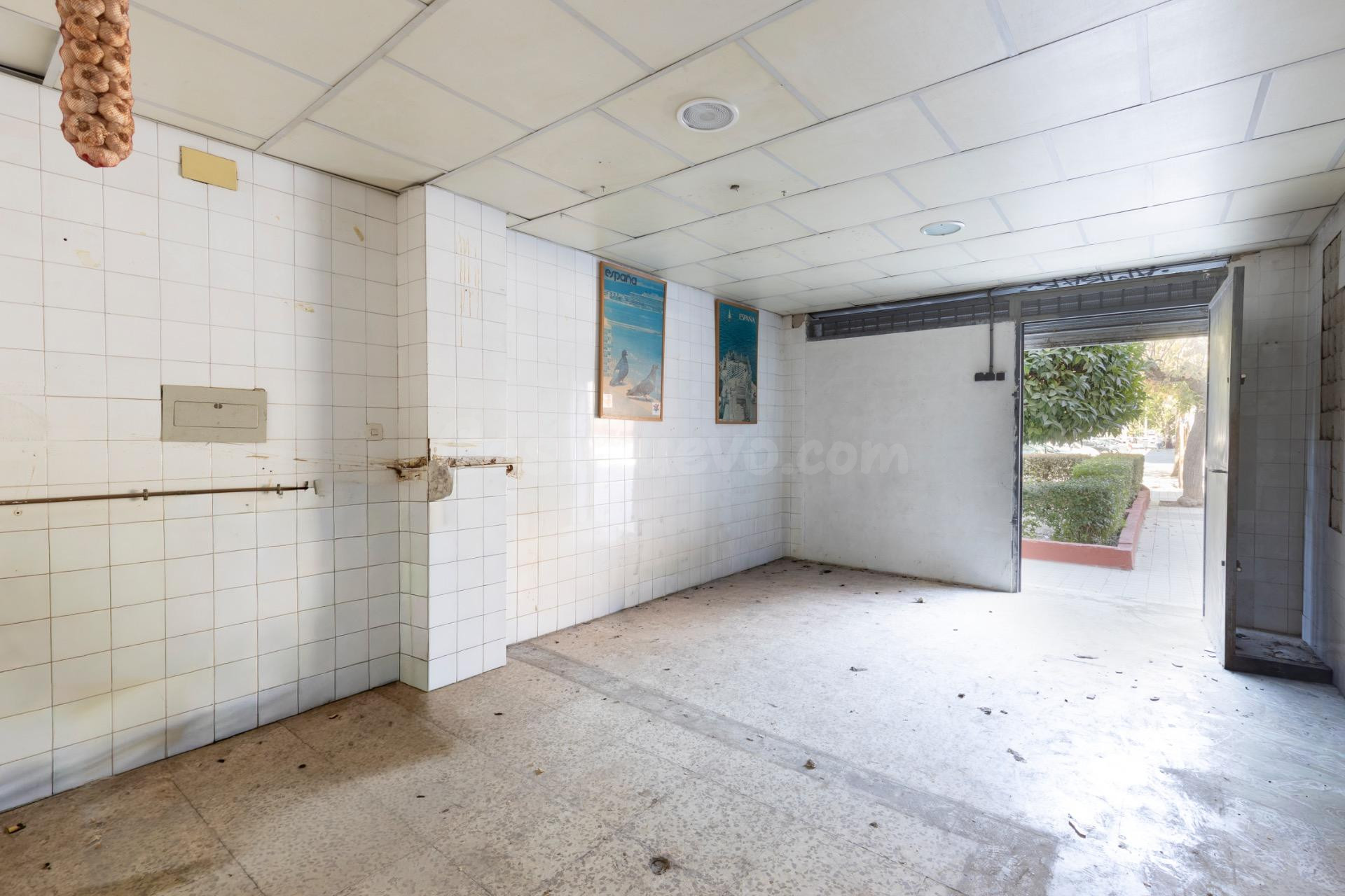 ⭐ LOCAL EN ESQUINA EN GRANADA CAPITAL – CREA TU PROPIO PROYE - foto 4