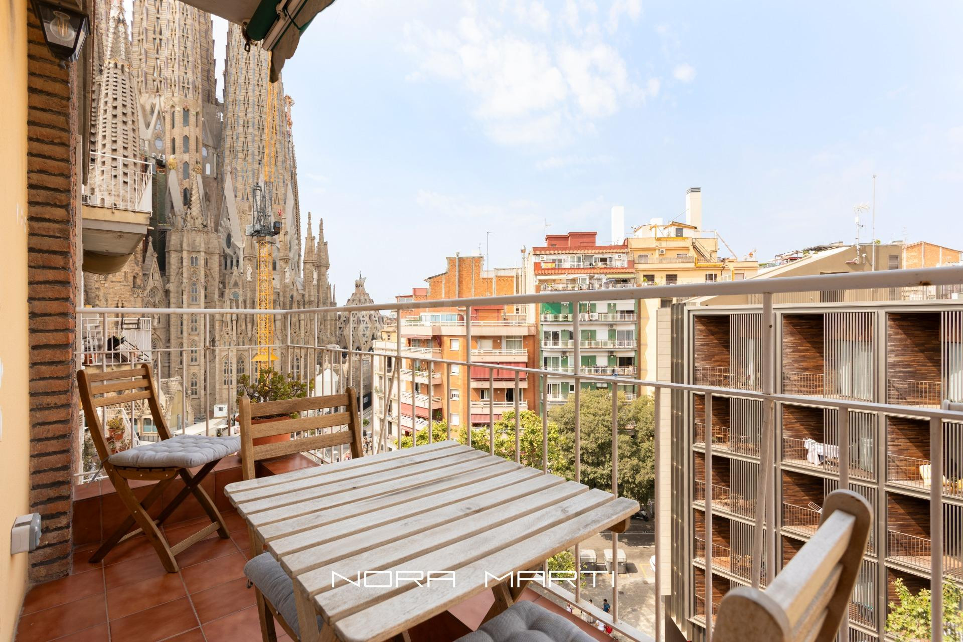 MAGNIFICO PISO ALTO CON VISTAS A LA SAGRADA FAMILIA - foto 2