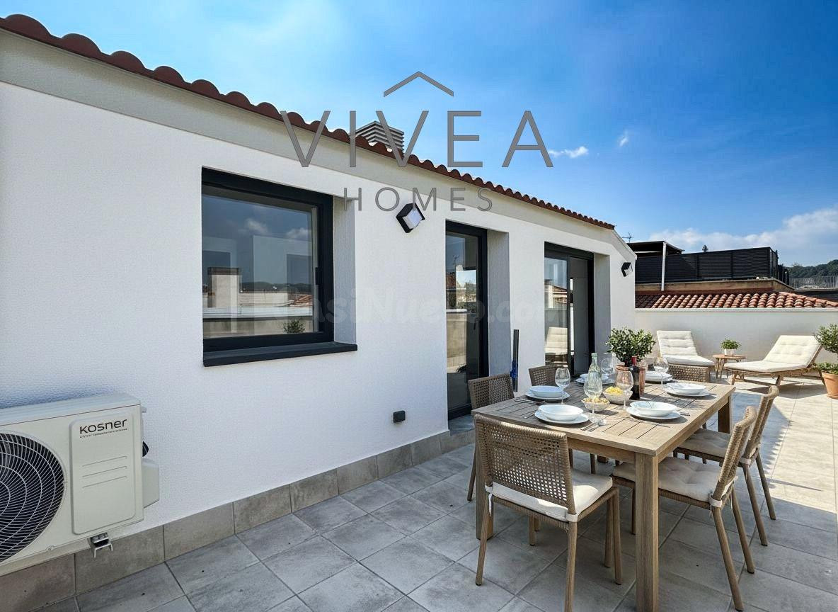 Ático dúplex 3 dormitorios  + 2 baños (terraza de 33m2). Parking opcional. Muy soleado.