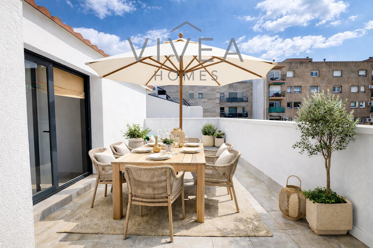 Ático dúplex 3 dormitorios  + 2 baños (2 terrazas de 10m2 y 20m2) Parking opcional. Muy soleado.