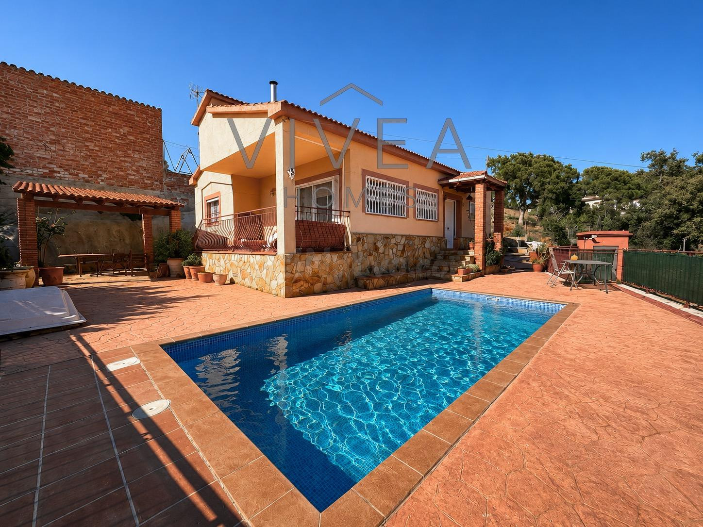 Casa unifamiliar con piscina, garaje y vistas panorámicas a 