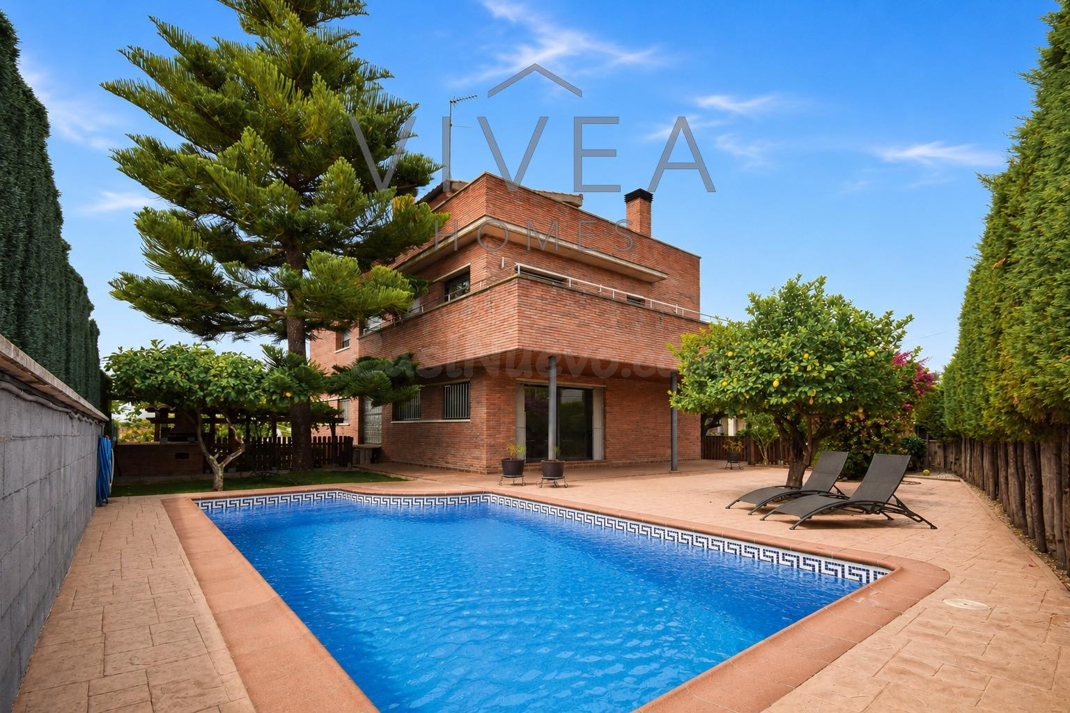 ESPECTACULAR CASA A CUATRO VIENTOS CON PISCINA Y GRANDES TER