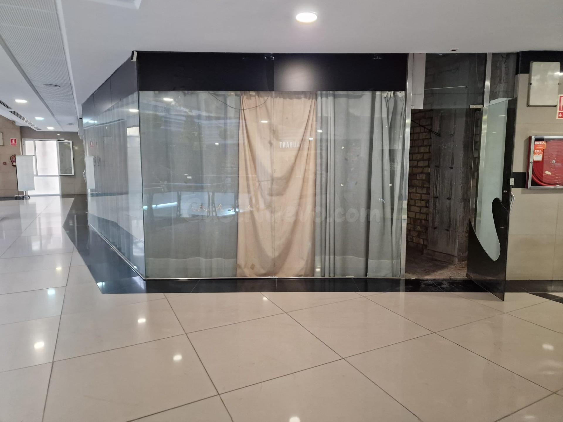 SE ALQUILA LOCAL COMERCIAL EN CENTRO COMERCIAL LOS CISNES