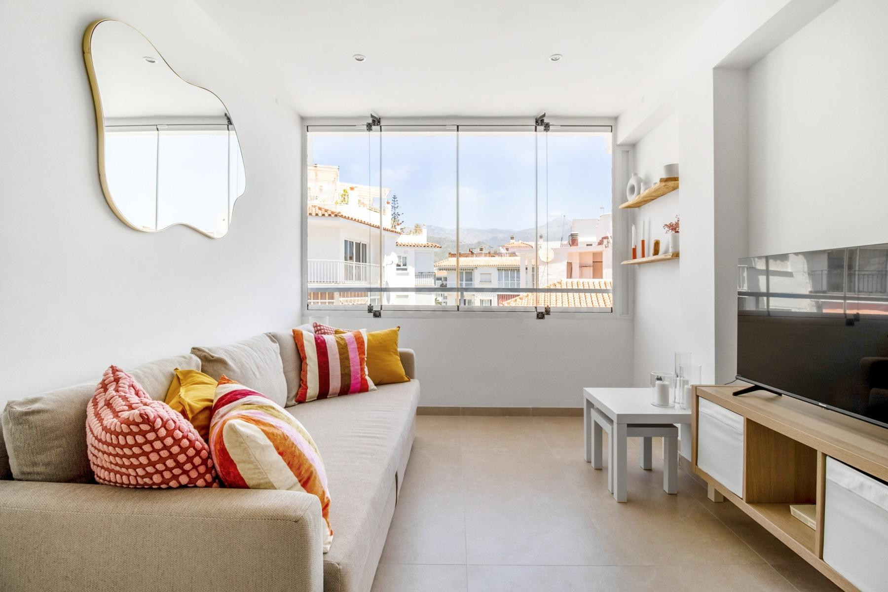 Elegante apartamento de 2 dormitorios en el corazón de Torrecilla – Nerja