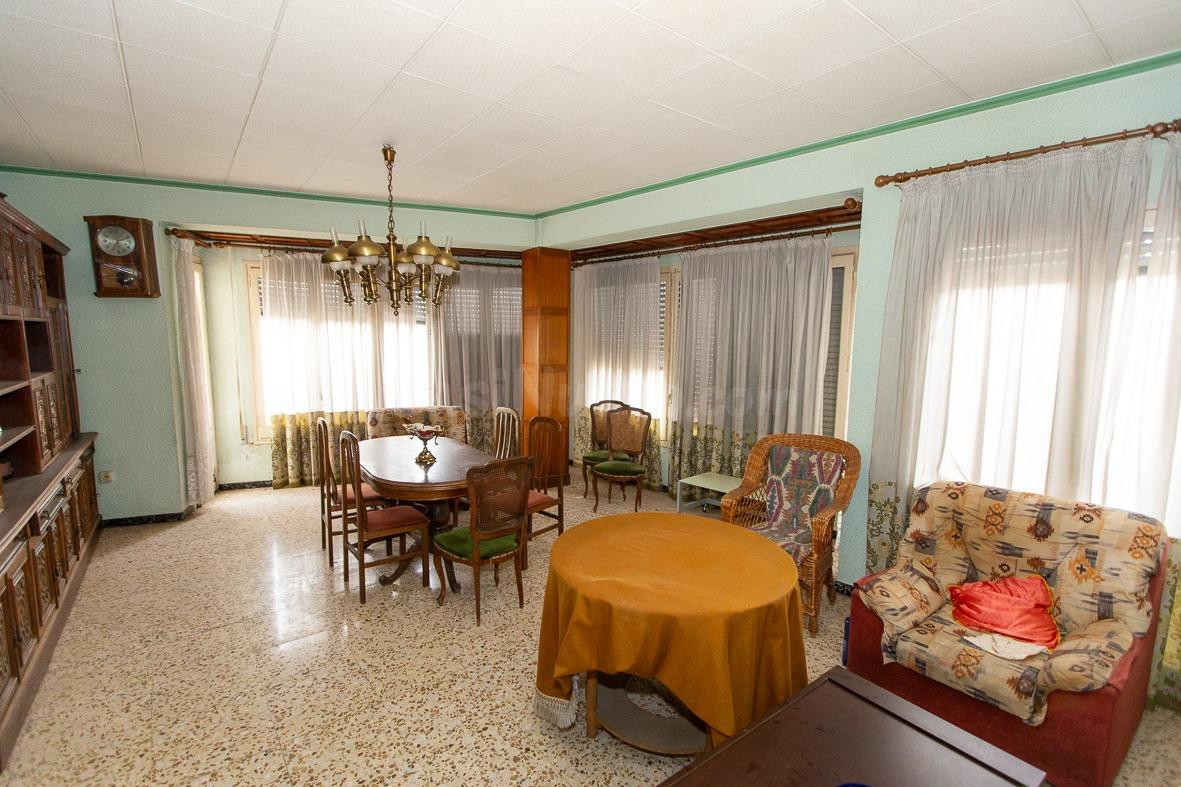 Casa esquinera de grandes dimensiones