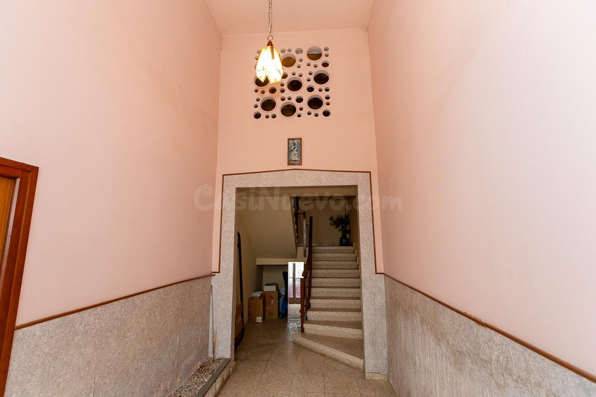 Casa esquinera de grandes dimensiones - foto 5