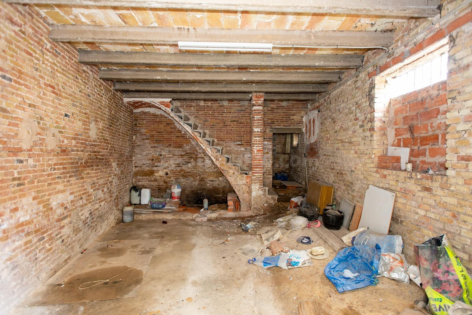 Almacen con altillo en construcción en pleno centro - foto 2
