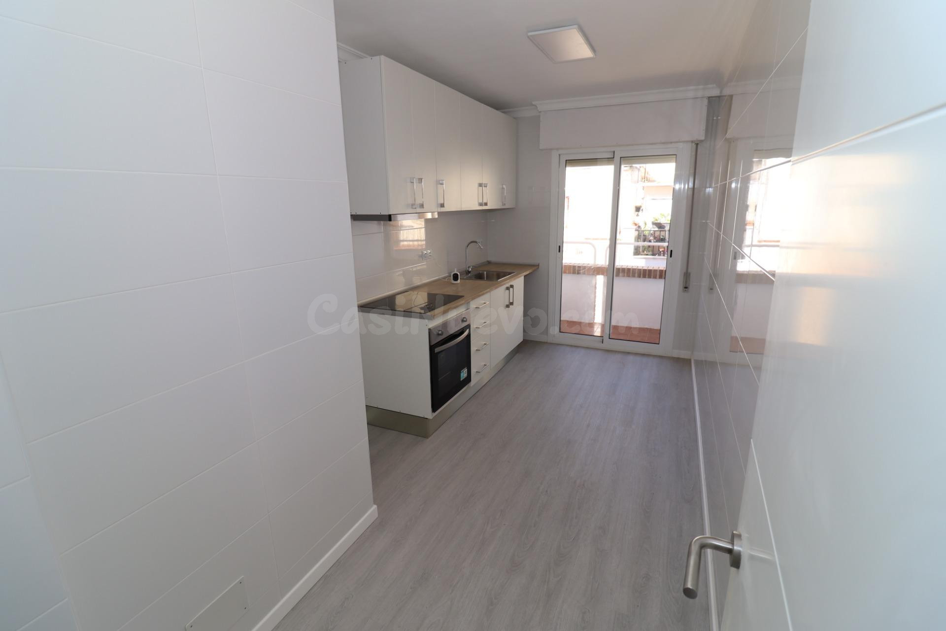 Acogedor piso reformado en Alcanar, ¡listo para entrar a viv - foto 2