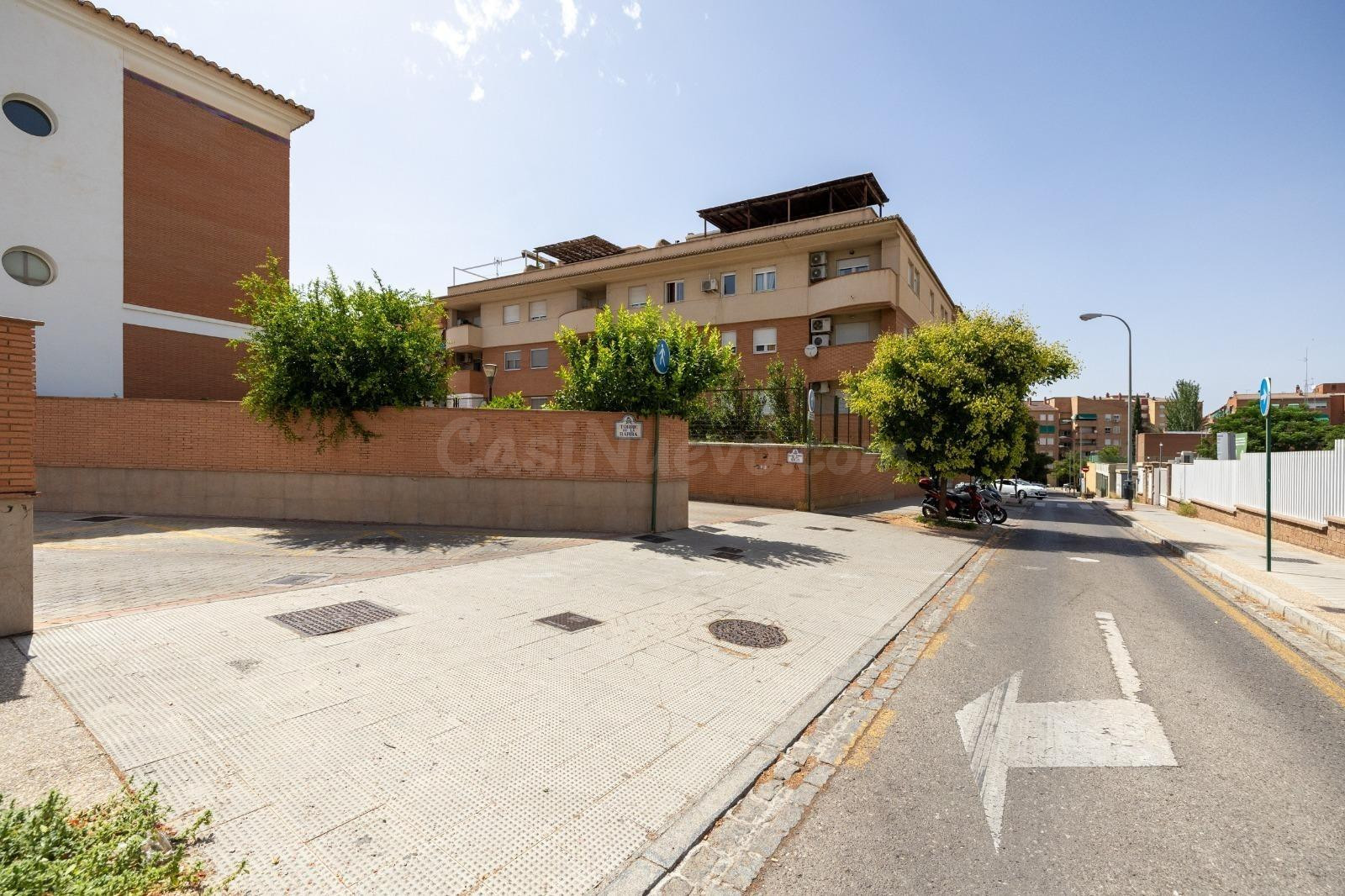 ESPECTACULAR VIVIENDA ADOSADA DE 4 DORMITORIOS CON SÓTANO, TERRAZAS Y PATIO EN GRANADA