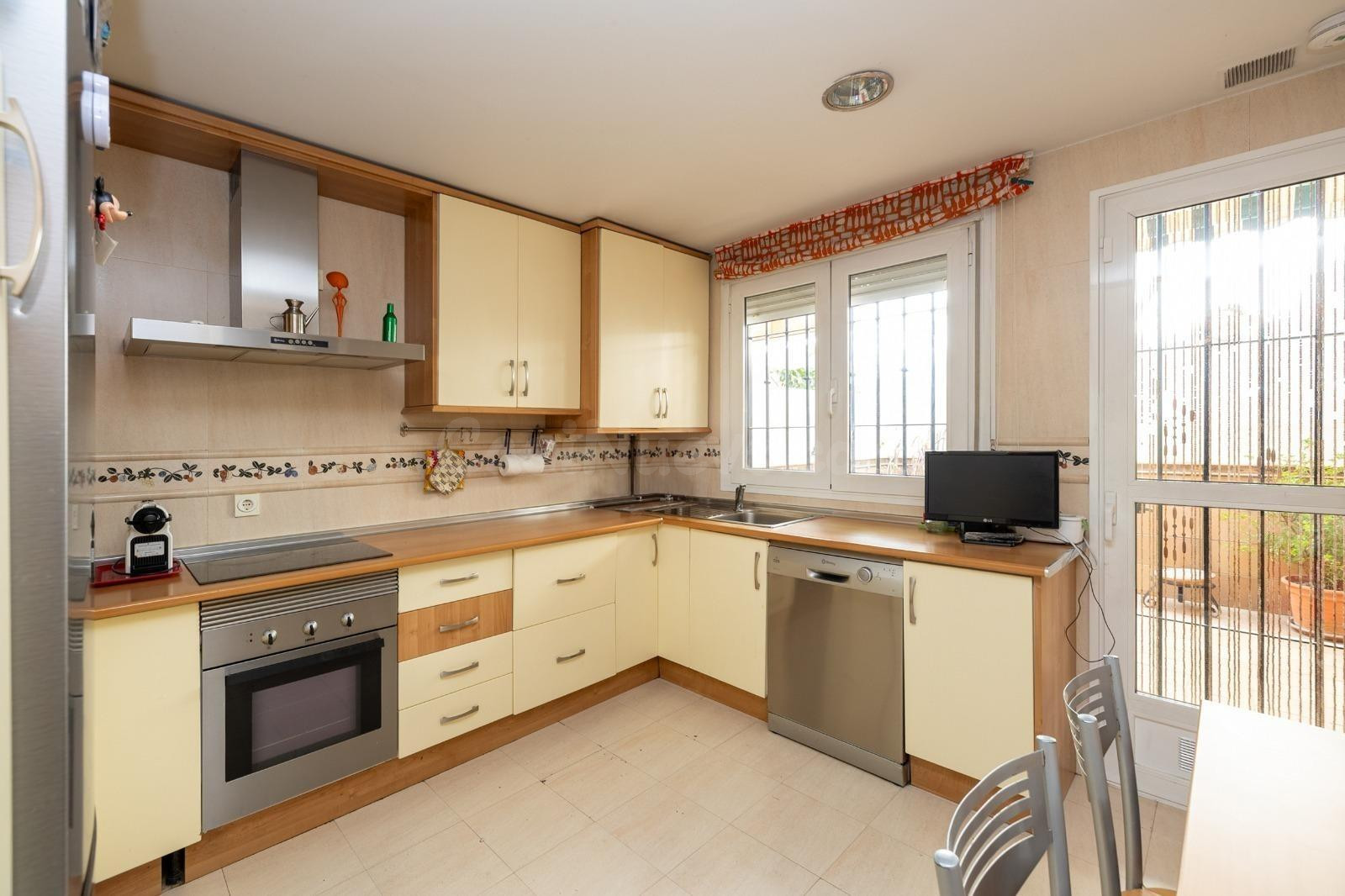 ESPECTACULAR VIVIENDA ADOSADA DE 4 DORMITORIOS CON SÓTANO, T - foto 5