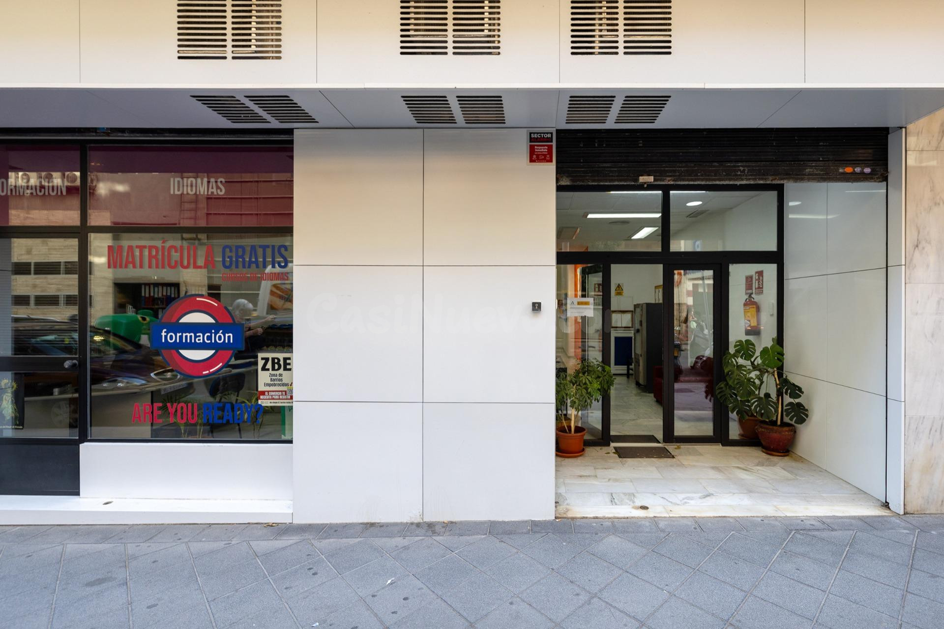 Local en funcionamiento de 231 m2 junto a la estación AVE de