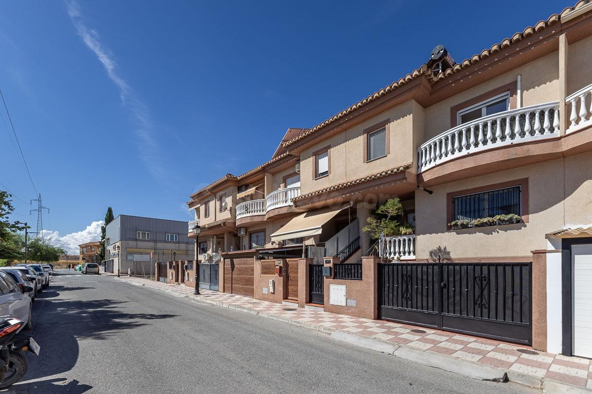 Casa en Cullar Vega con todas las comodidades a tu alcance.