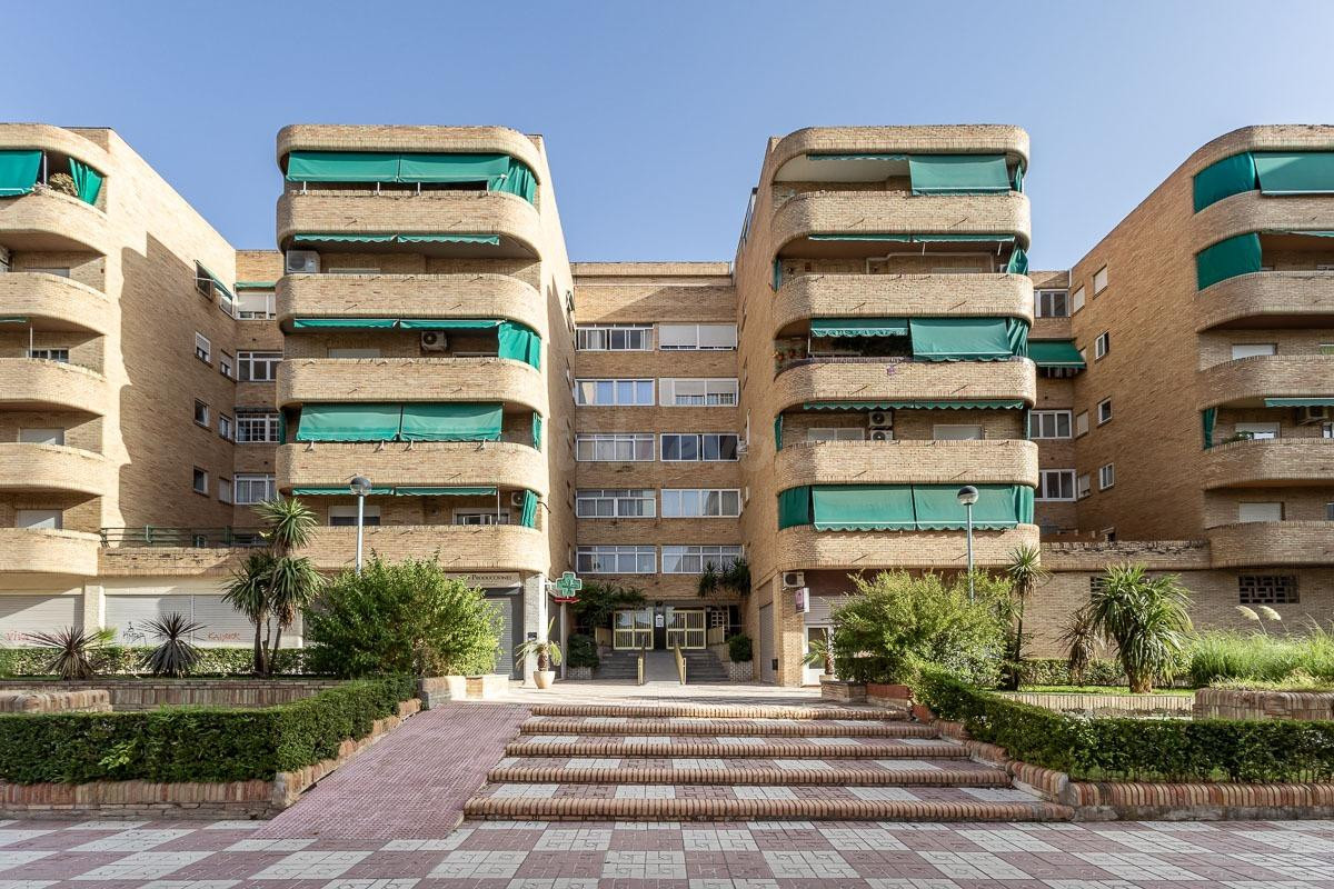 Piso con plaza de garaje cerrada junto a La Inmaculada, frente al río Genil.