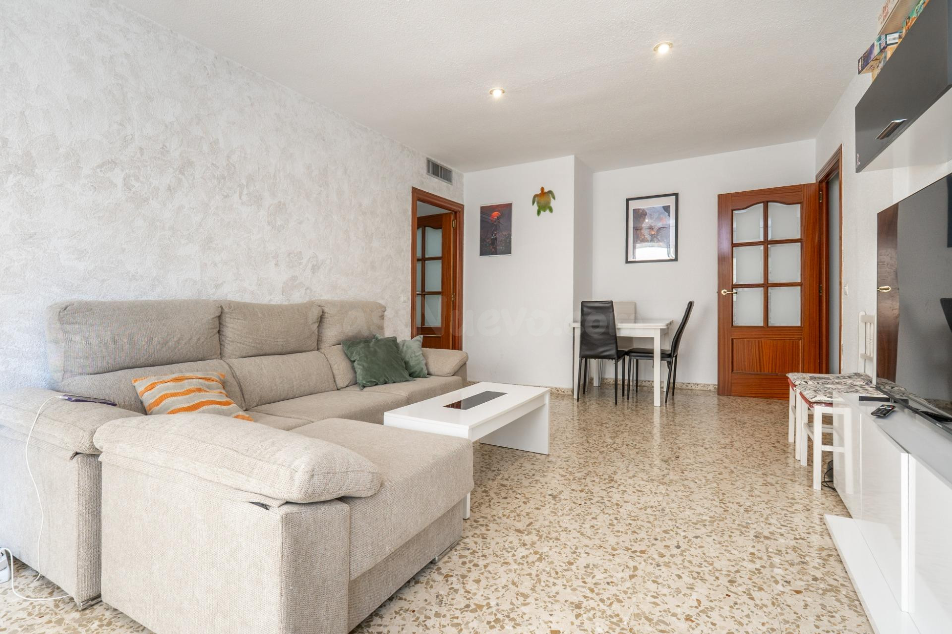 Piso de 3 dormitorios con piscina comunitaria en Maracena - foto 2