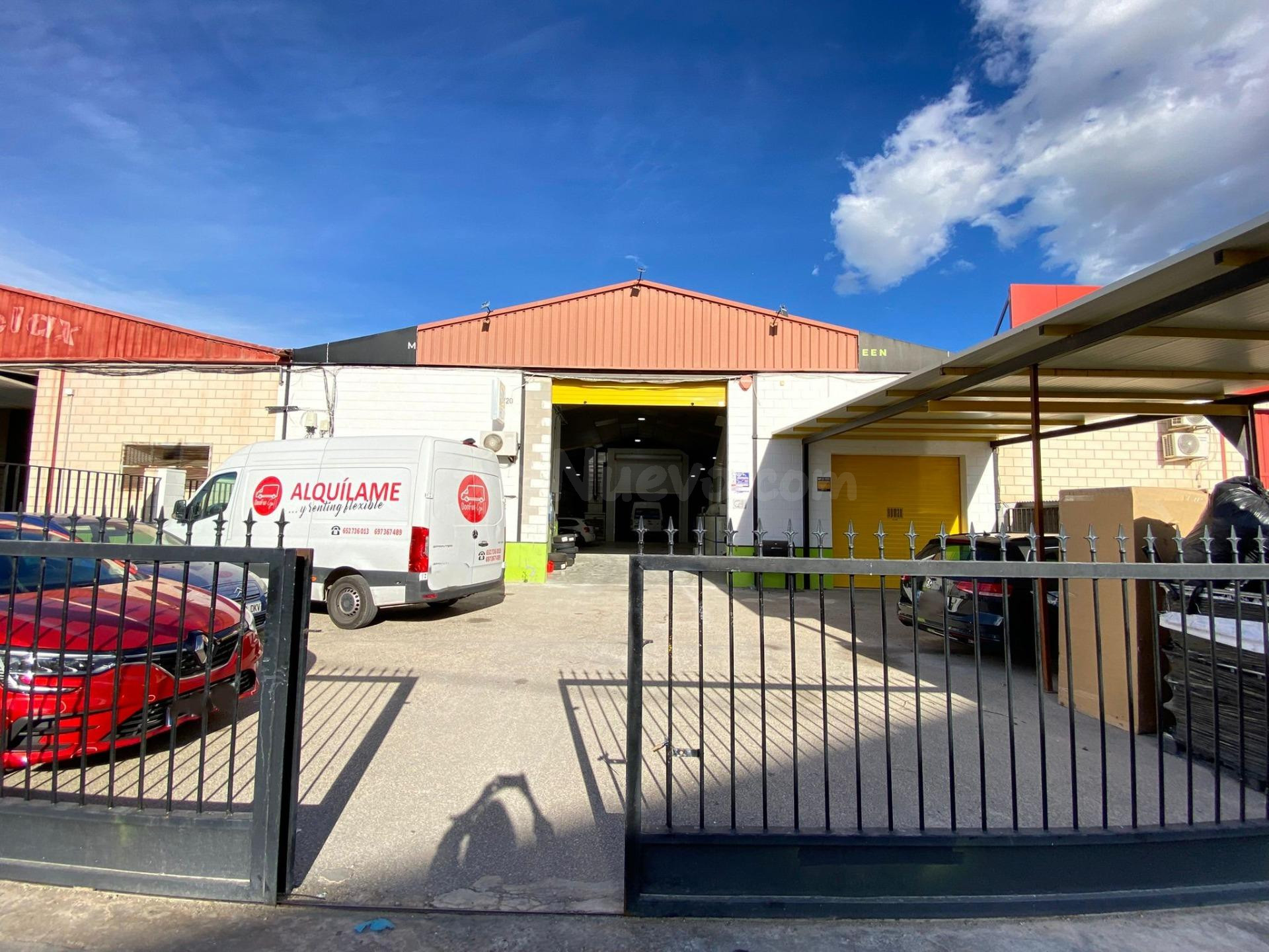 SE VENDE NAVE INDUSTRIAL EN PLENO FUNCIONAMIENTO EN EL PLA D - foto 2