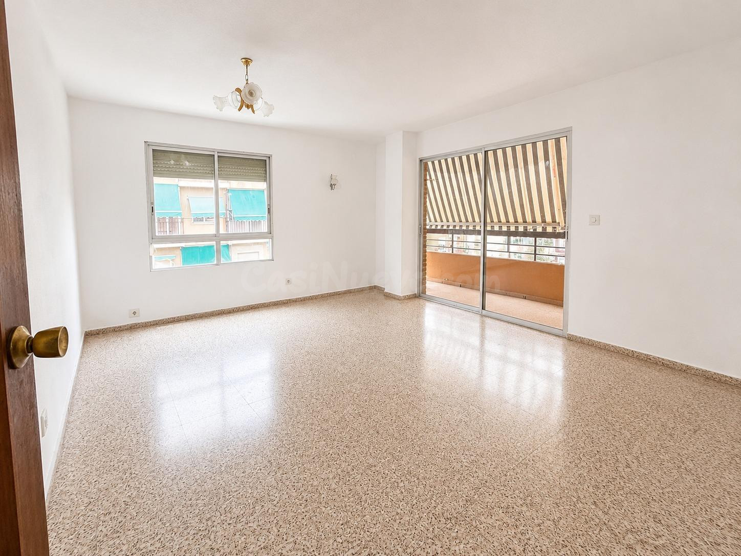 AMPLIA VIVIENDA DE 4 DORMITORIOS EN BENALUA JUNTO AL CENTRO - foto 2