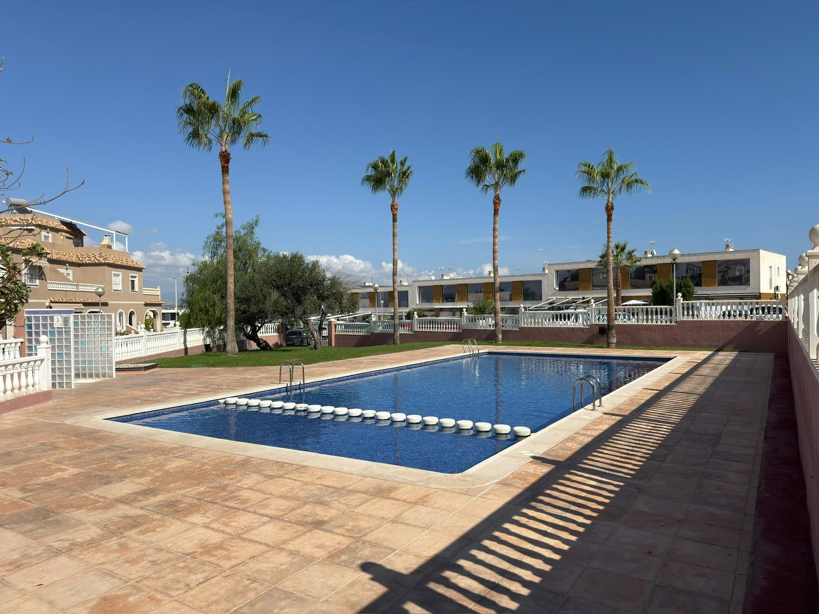 Encantador Bungalow en Monte y Mar: Tu Refugio Mediterráneo