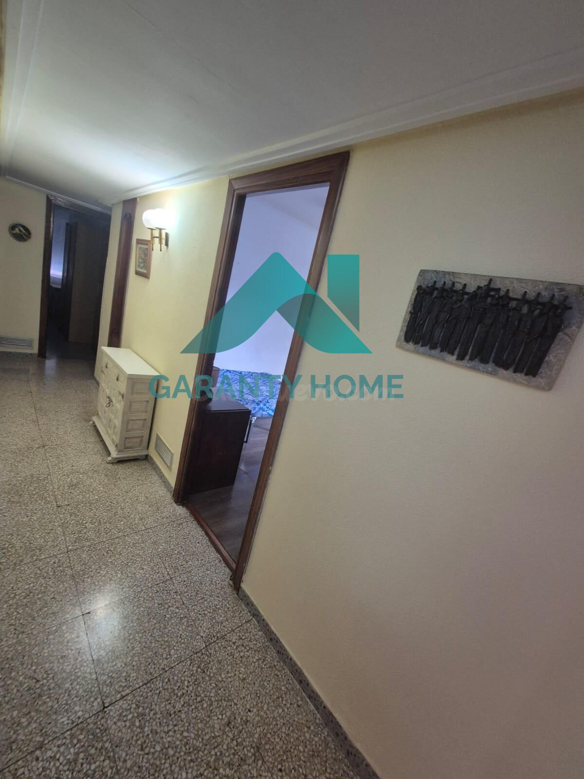 ¡SE ALQUILA AMPLIO PISO EN EL CENTRO, JUNTO A CÁNOVAS! - foto 4