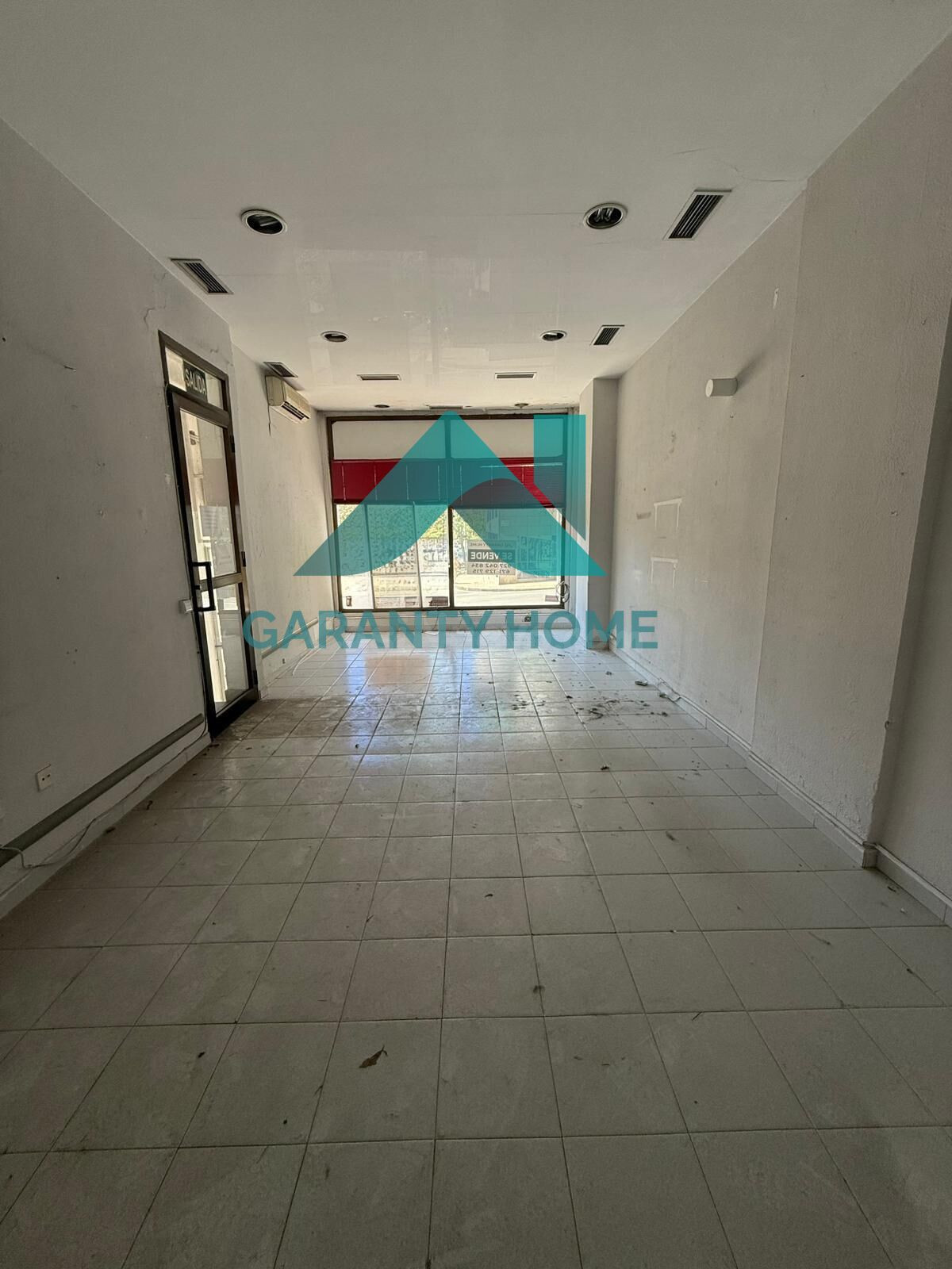 SE VENDE O SE ALQUILA LOCAL EN LA GALERIA COMERCIAL EL DESCUBRIMIENTO  - AVDA ALEMANIA