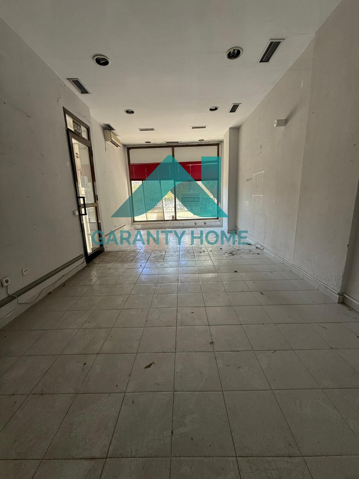 SE VENDE O SE ALQUILA LOCAL EN LA GALERIA COMERCIAL EL DESCU - foto 2