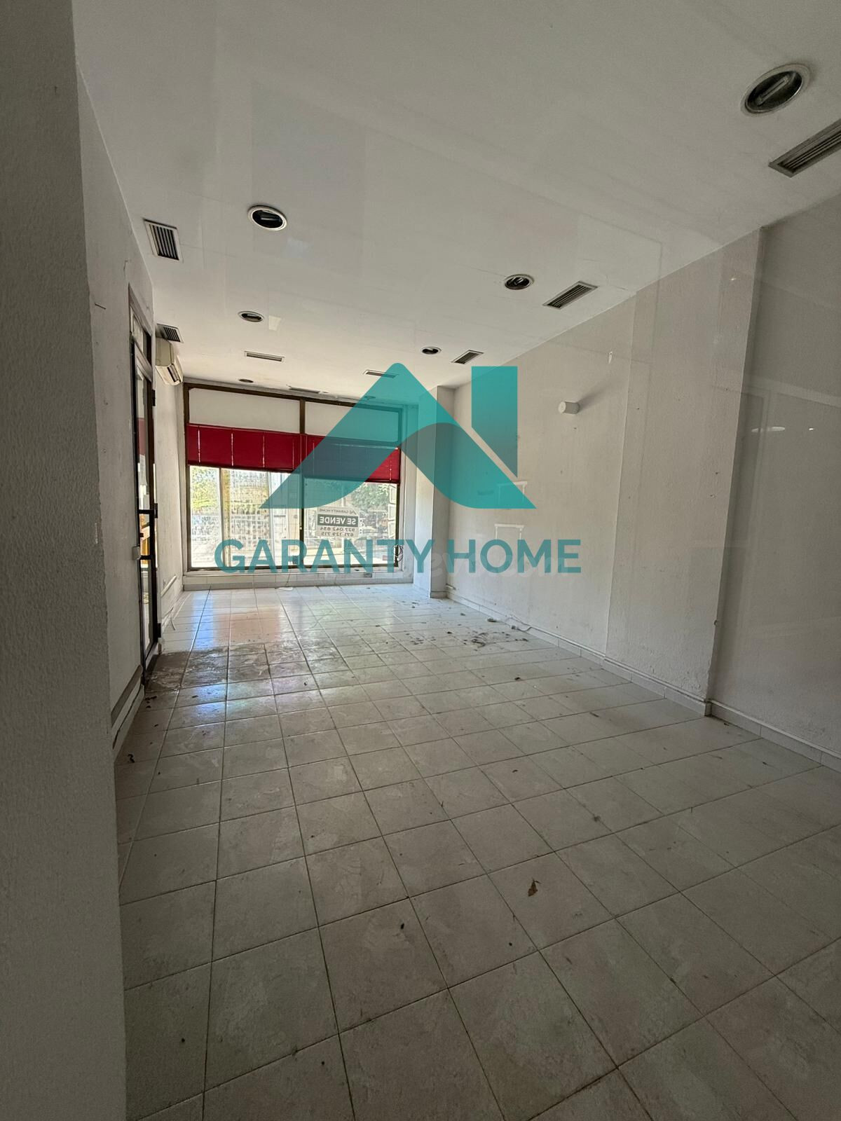 SE VENDE O SE ALQUILA LOCAL EN LA GALERIA COMERCIAL EL DESCU - foto 3