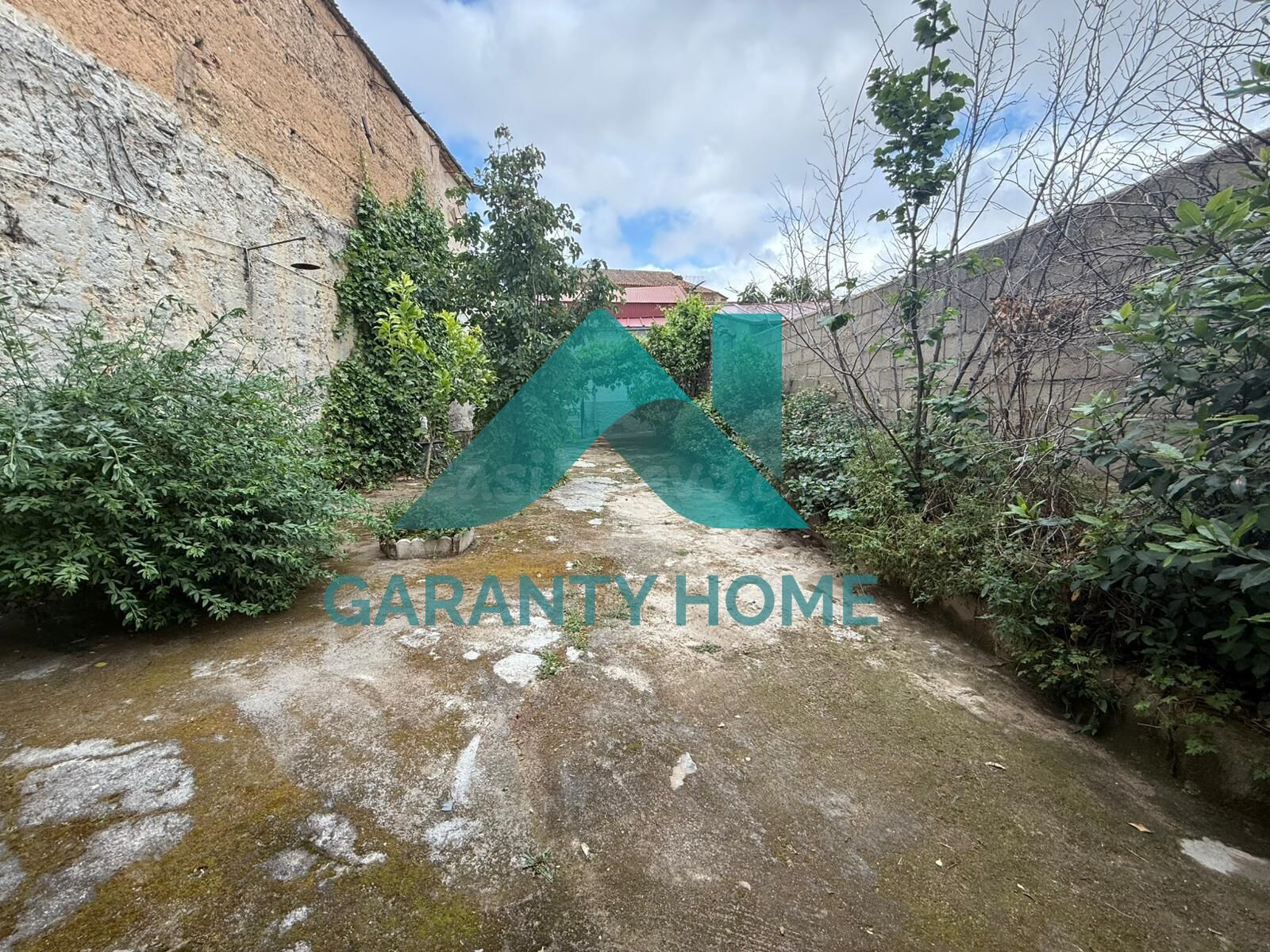 ¡CASA EN VENTA EN EL CENTRO DE SIERRA DE FUENTES CON PATIO Y COCHERA! ✨