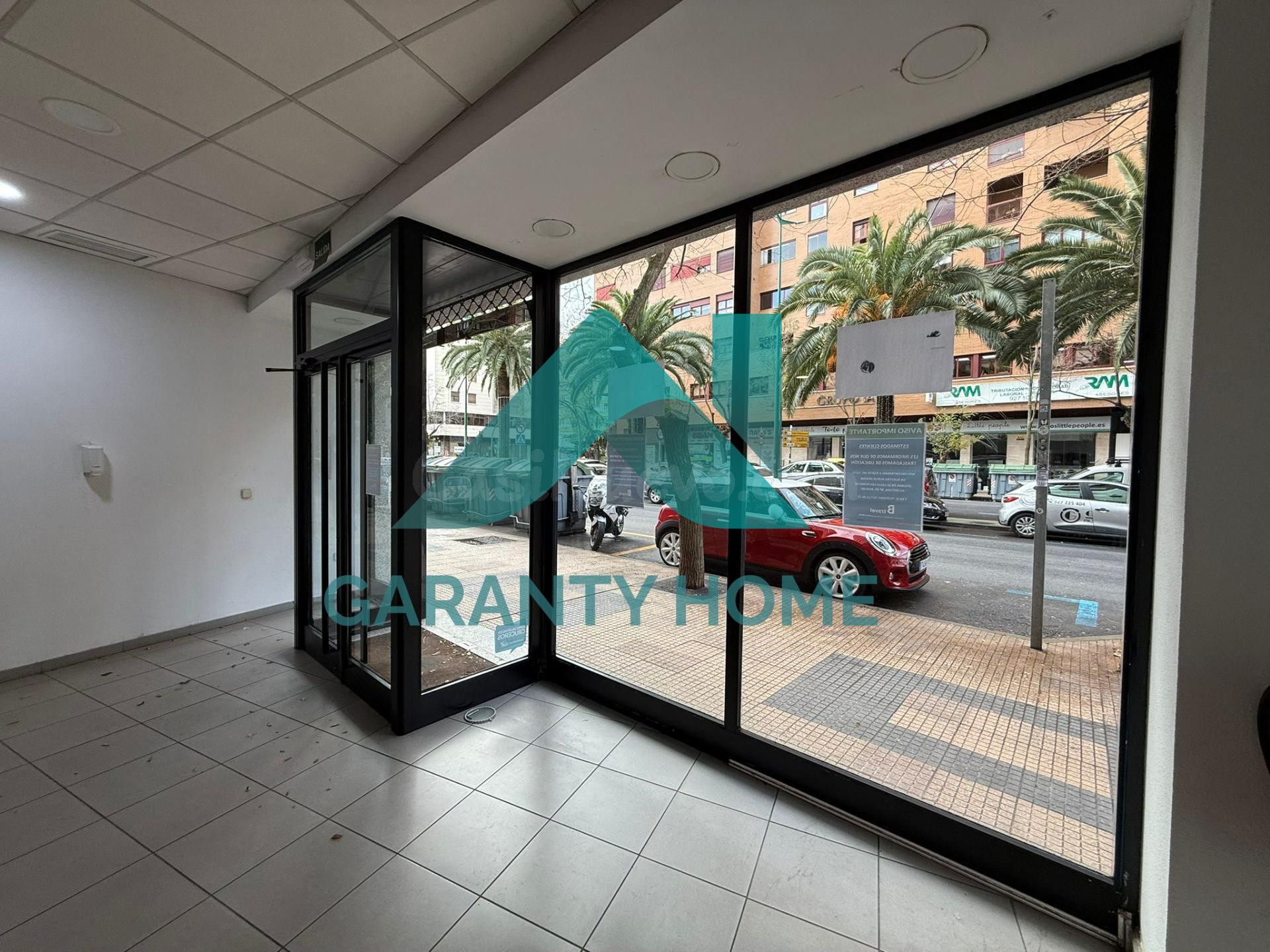 ¡LOCAL COMERCIAL EN ALQUILER EN AVDA. VIRGEN DE GUADALUPE! ✨ - foto 2