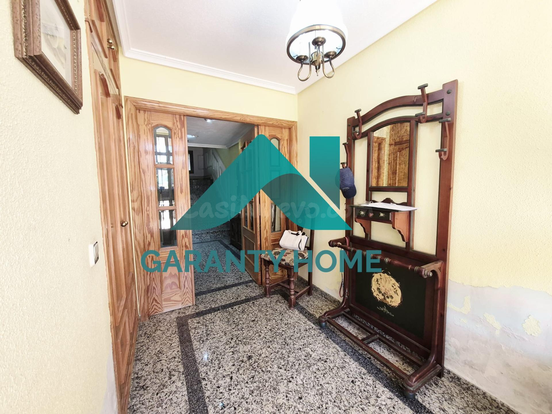 SE VENDE CASA EN R66 – AMPLIA, CON JARDÍN Y EXCELENTES PREST - foto 3