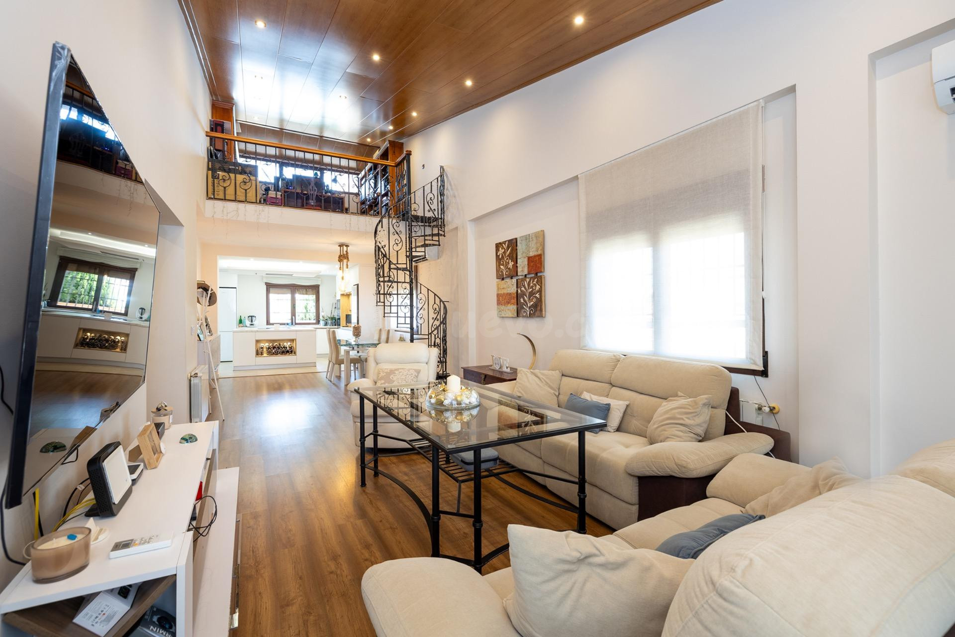 CHALET DE ENSUEÑO EN URB. VIÑA DEL REY, OTURA