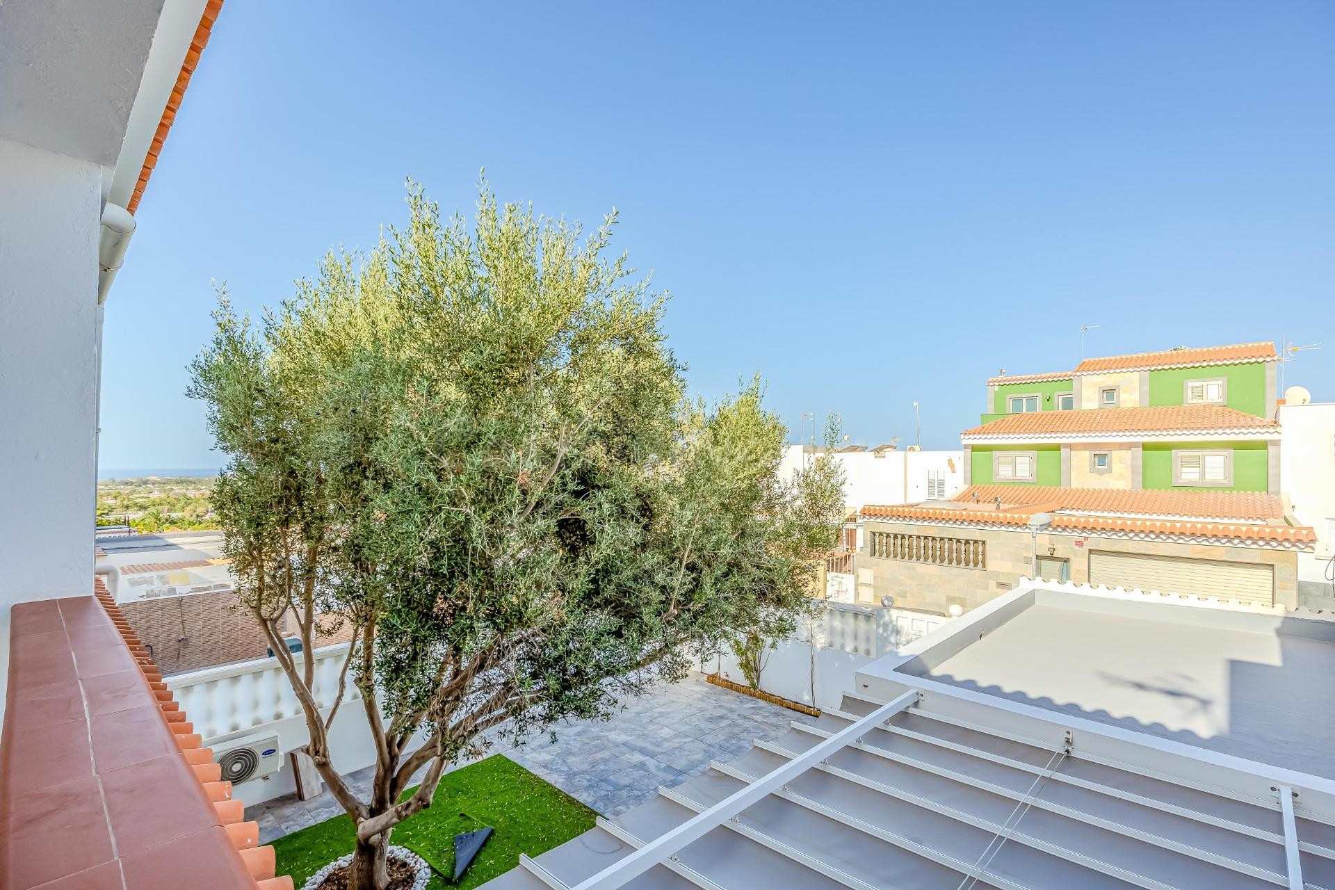 Amplia casa familiar con 4 dormitorios, gran terraza y garaj - foto 4