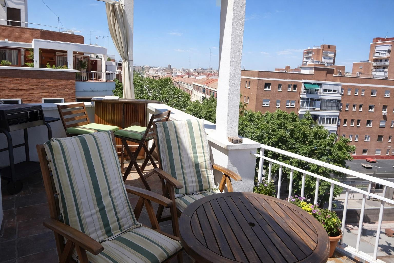 Quinta planta con terraza y vistas despejadas en plena Calle Alcalá