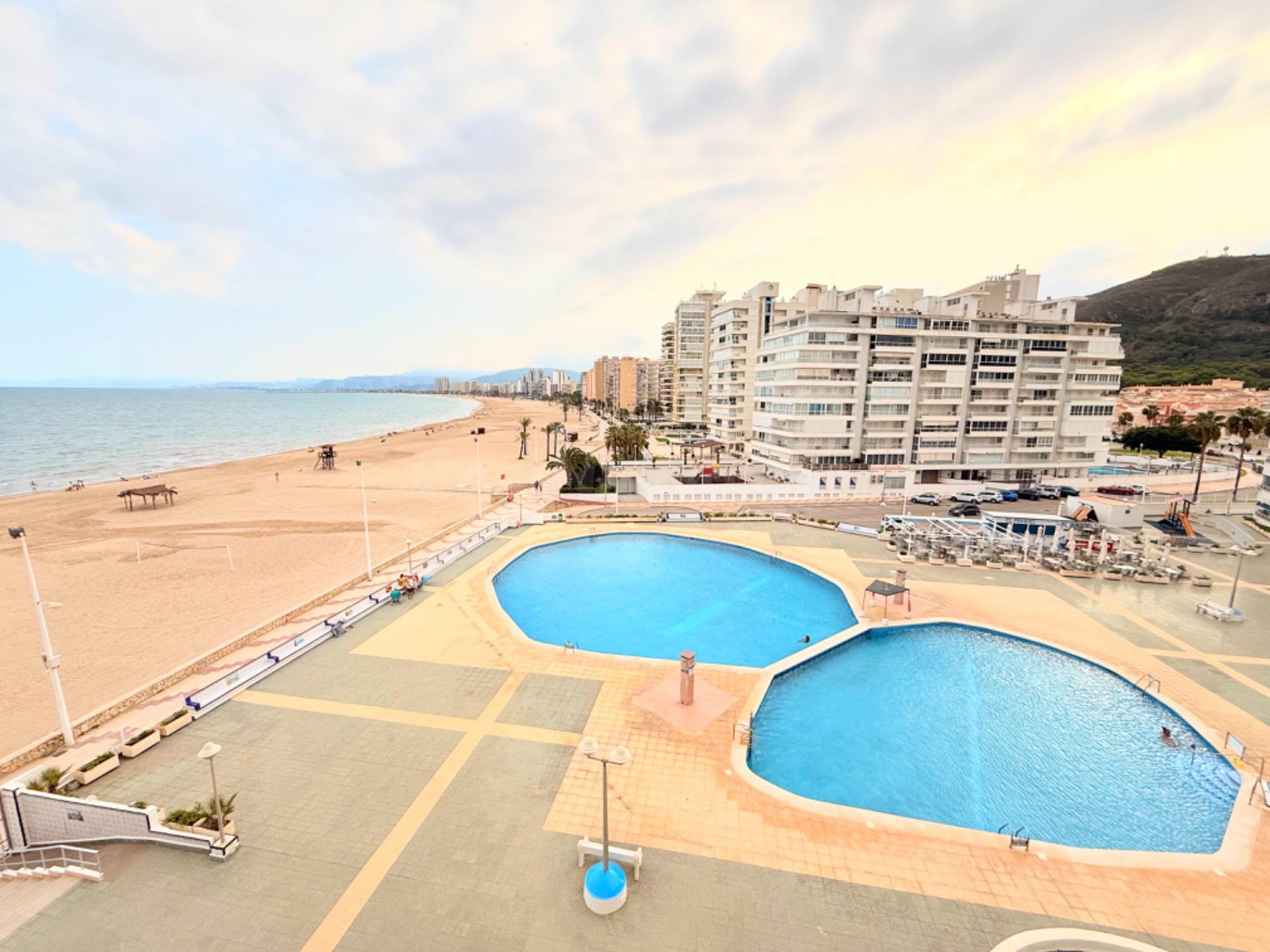APARTAMENTO EN 1ª LINEA DE MAR CON PISCINA