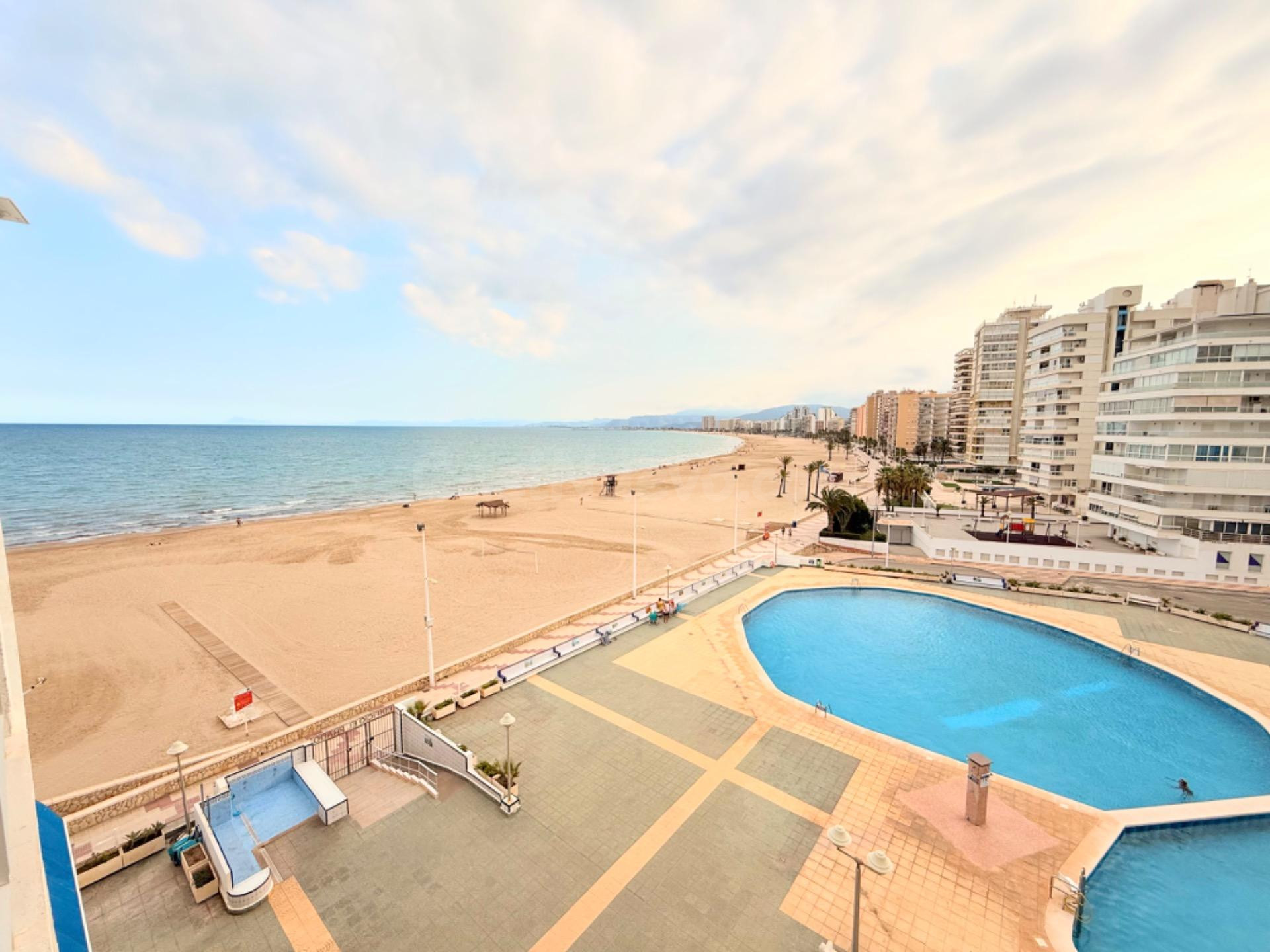 APARTAMENTO EN 1ª LINEA DE MAR CON PISCINA - foto 2