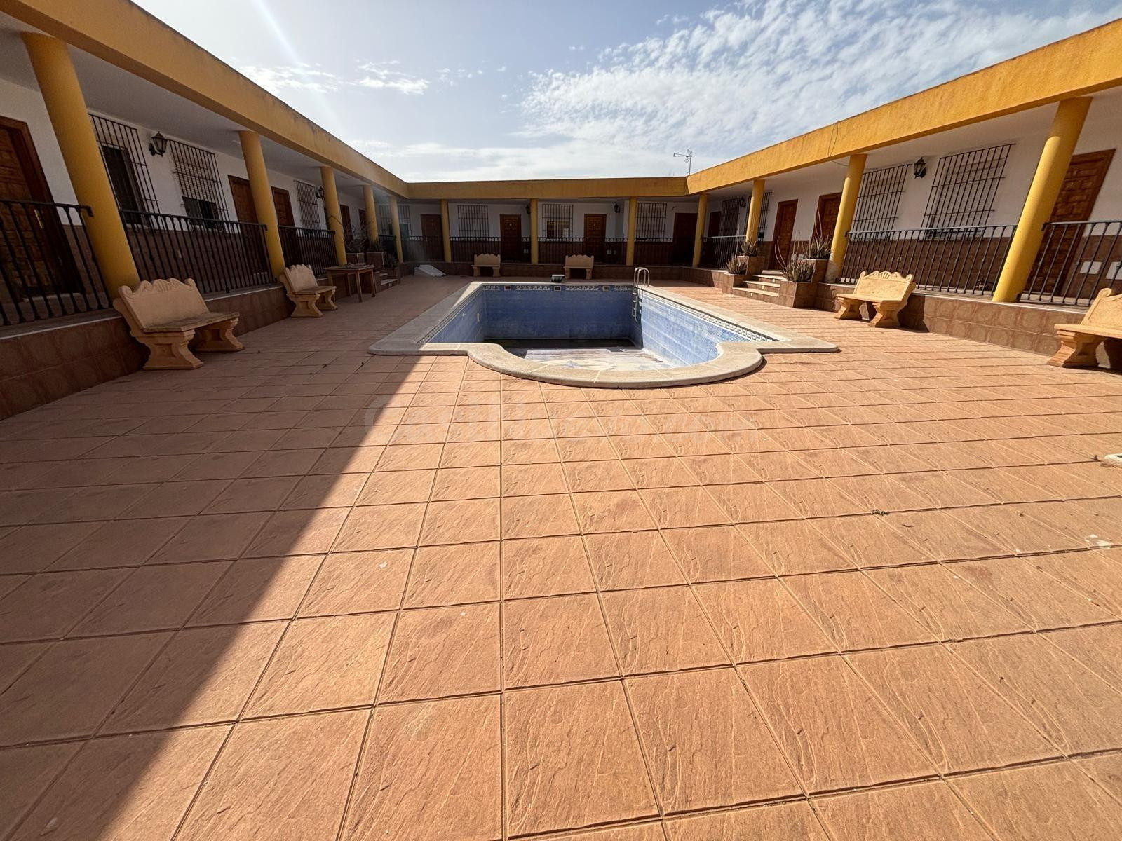 Complejo hostelero con 31 habitaciones, salón de fiestas, pi