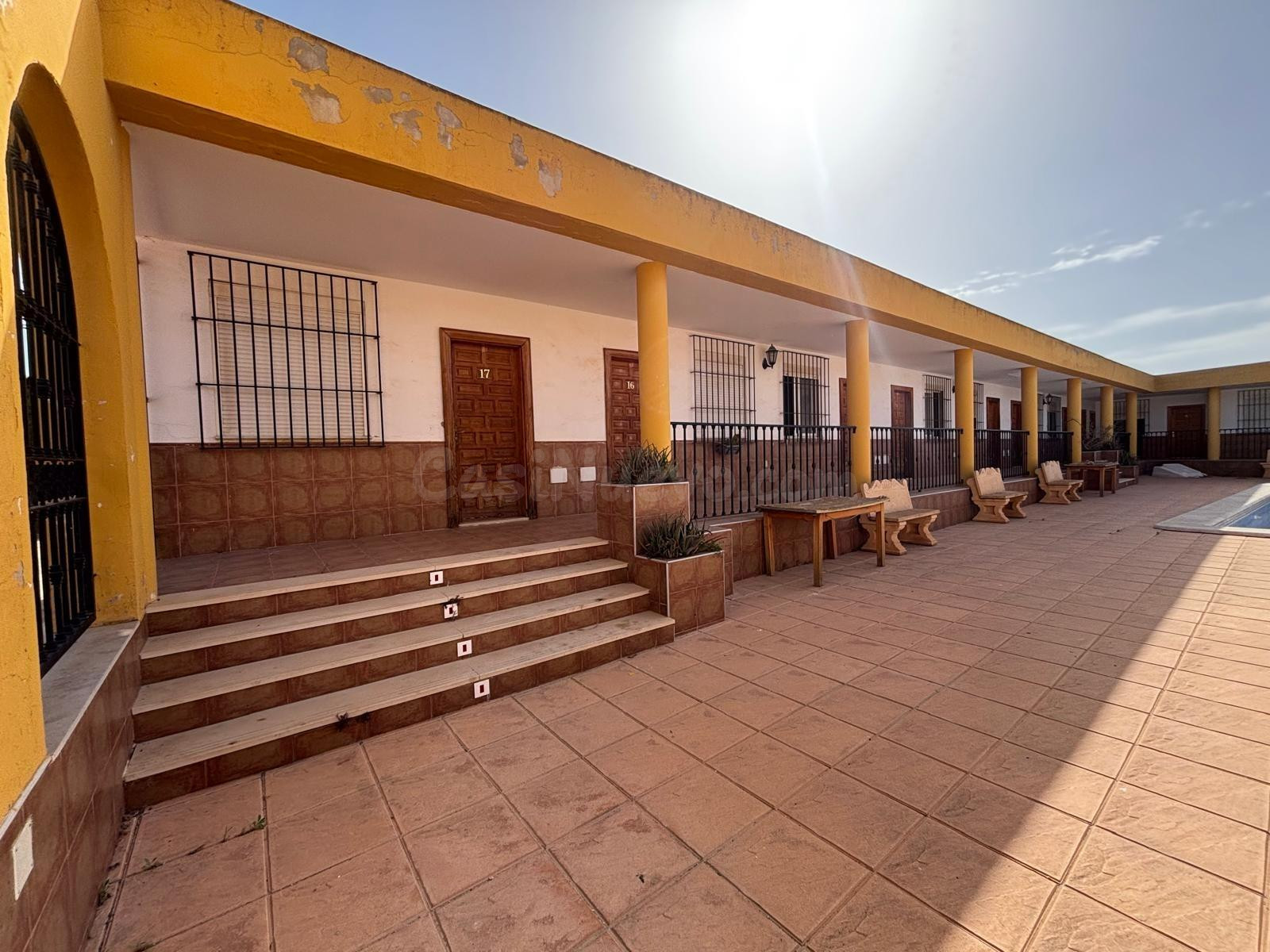 Complejo hostelero con 31 habitaciones, salón de fiestas, pi - foto 3