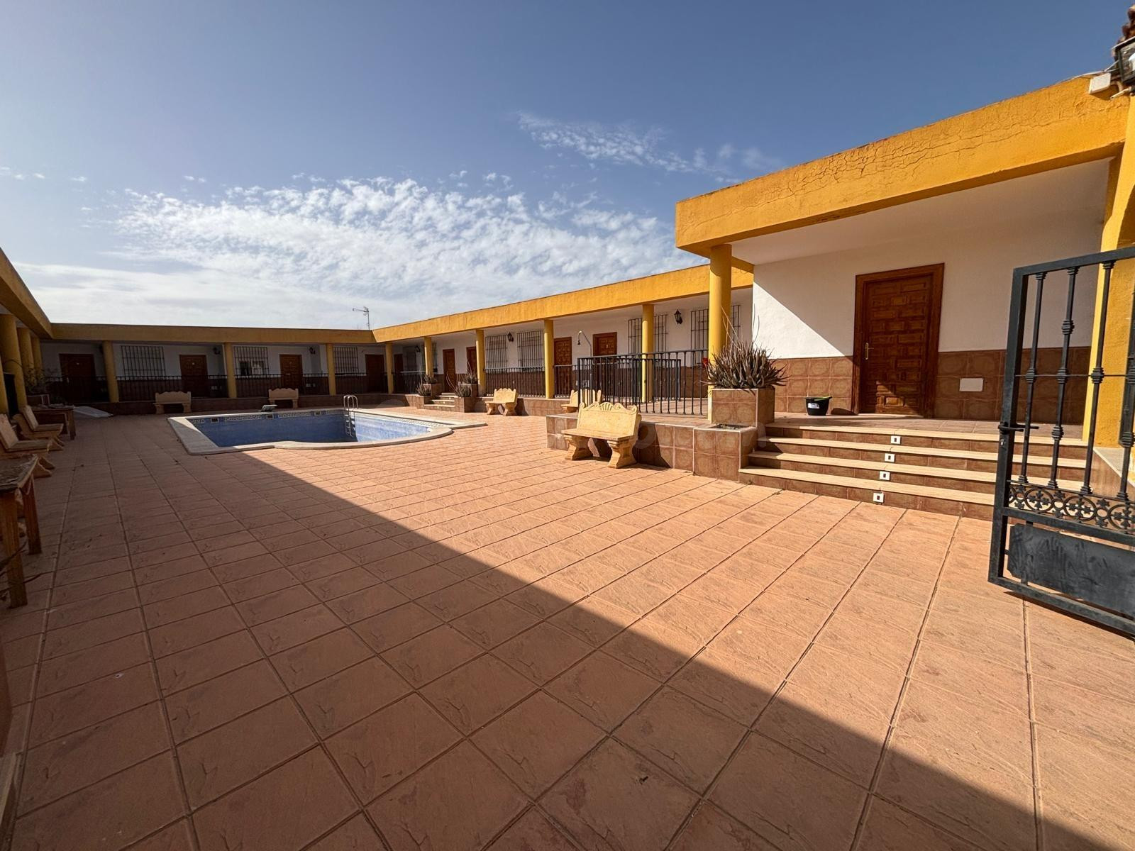 Complejo hostelero con 31 habitaciones, salón de fiestas, pi - foto 4