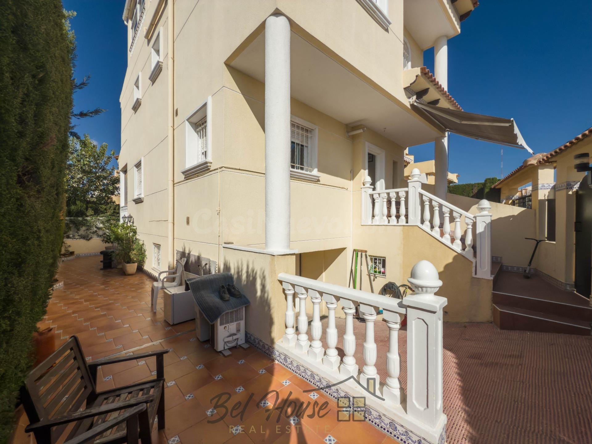 Exclusivo Chalet en Guardamar del Segura con Piscina comunit - foto 4