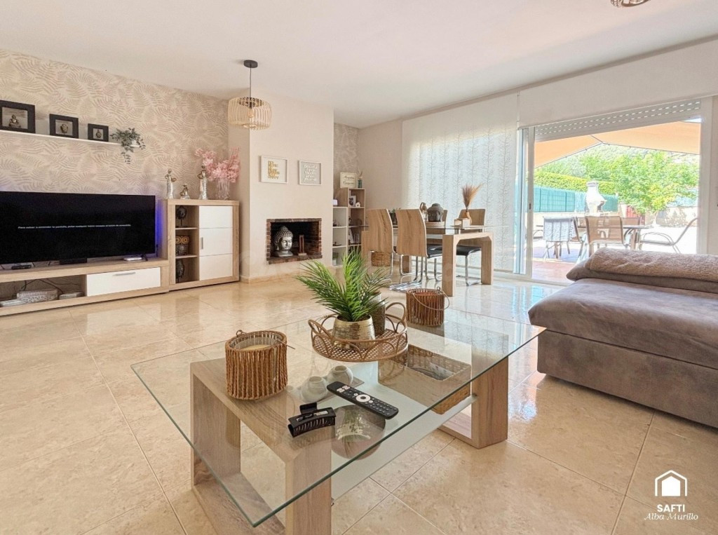Preciosa casa adosada con jardín privado a 15 minutos de Sit