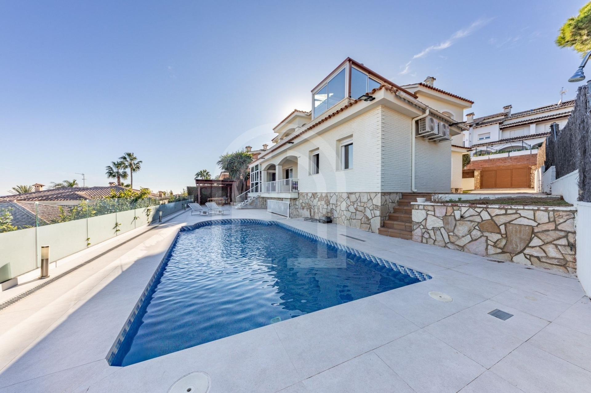 Casa con piscina y vistas al mar
