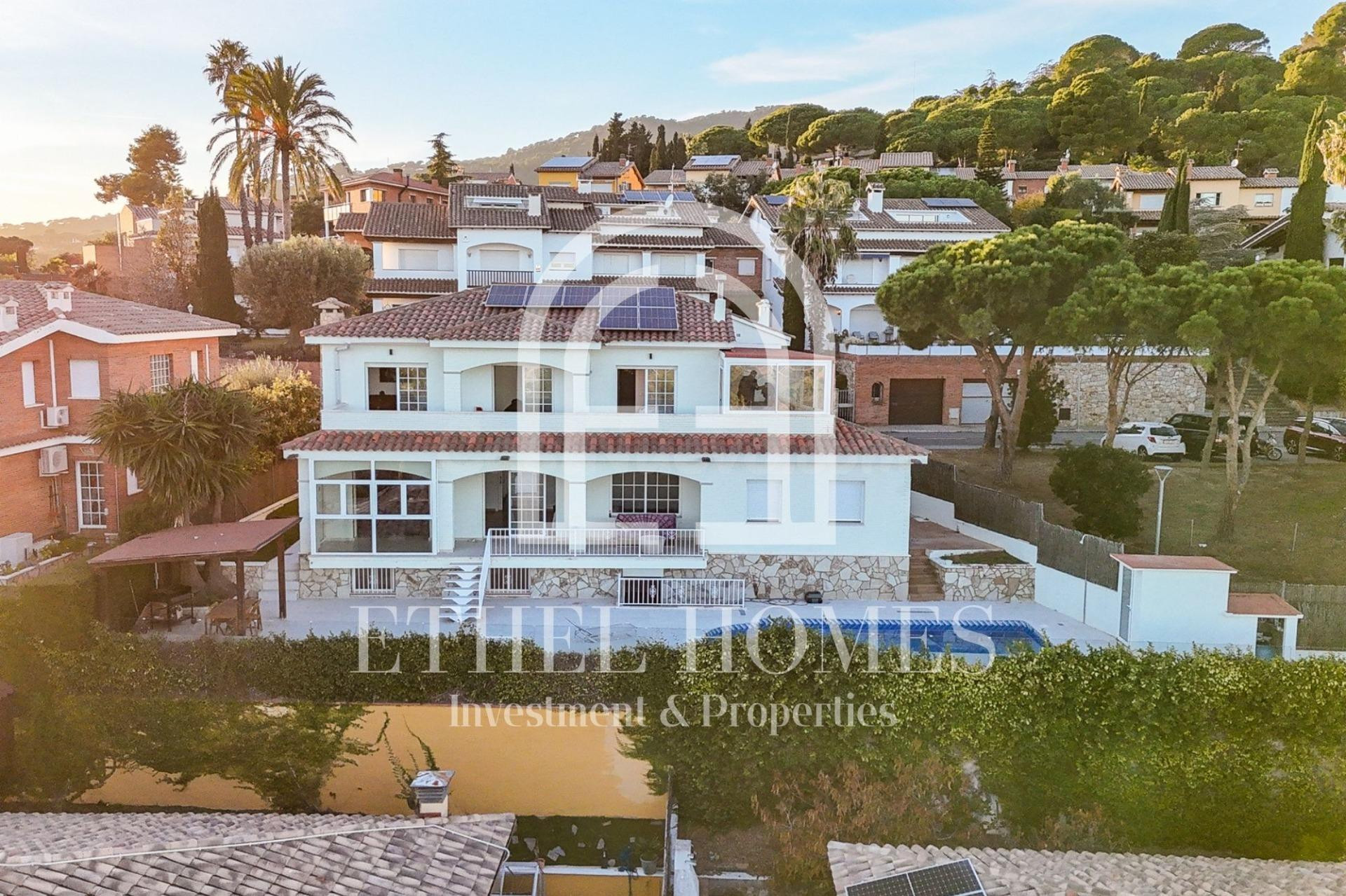 Casa con piscina y vistas al mar - foto 2